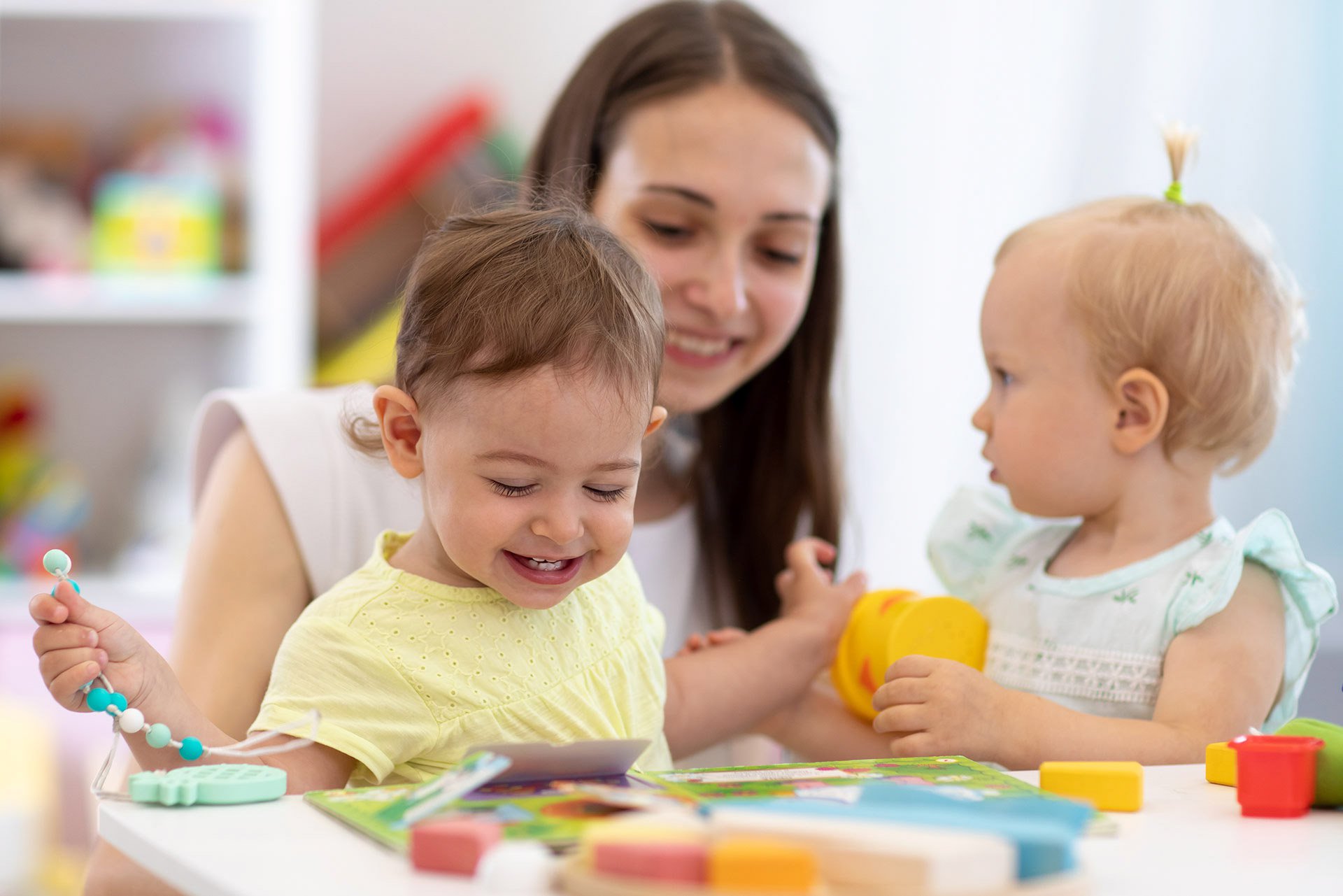 Mamá jugando con sus hijos