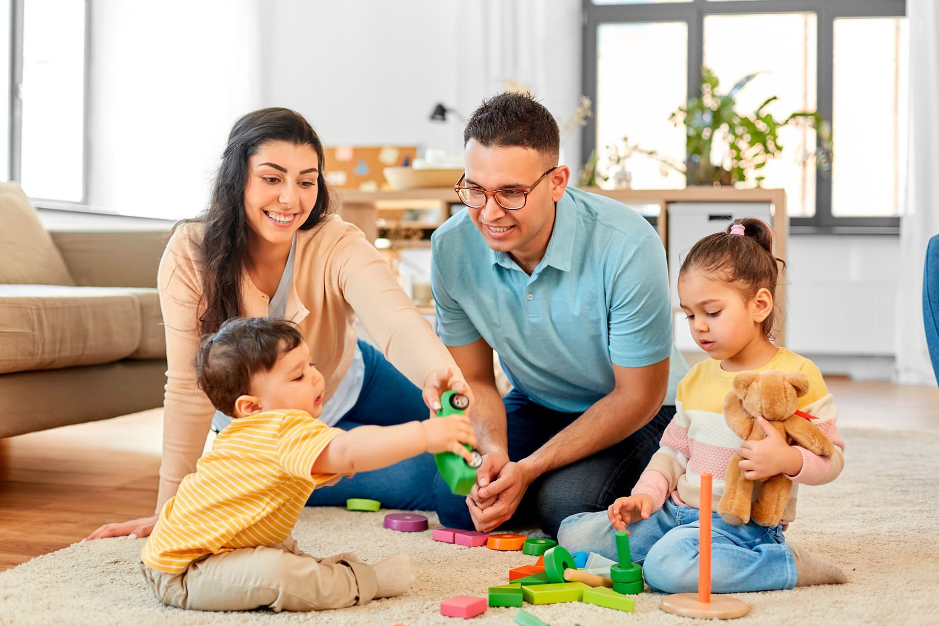 Papás jugando con sus bebés