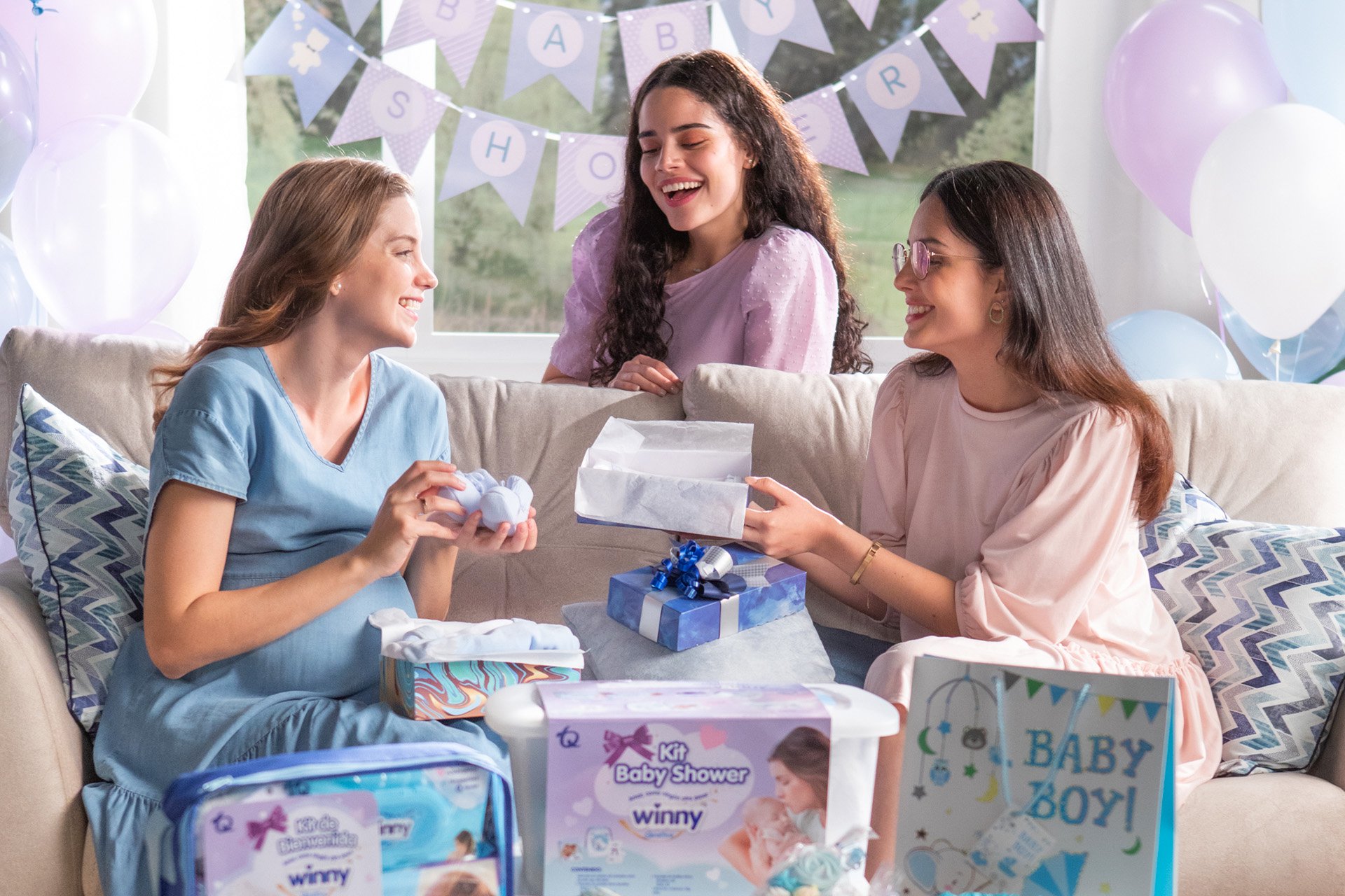 Mujer embarazada recibiendo regalos