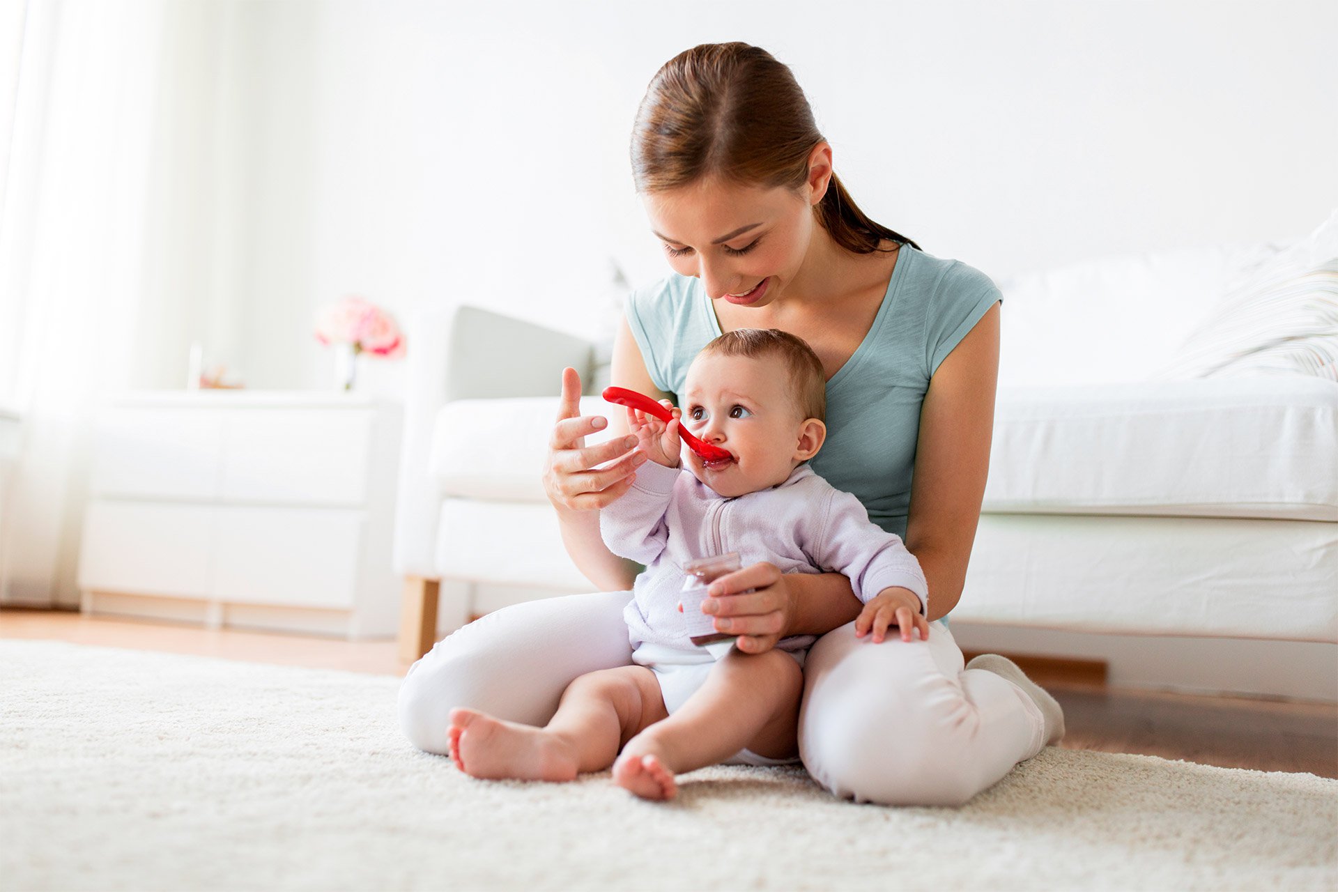 Mamá dándole de comer a su bebé