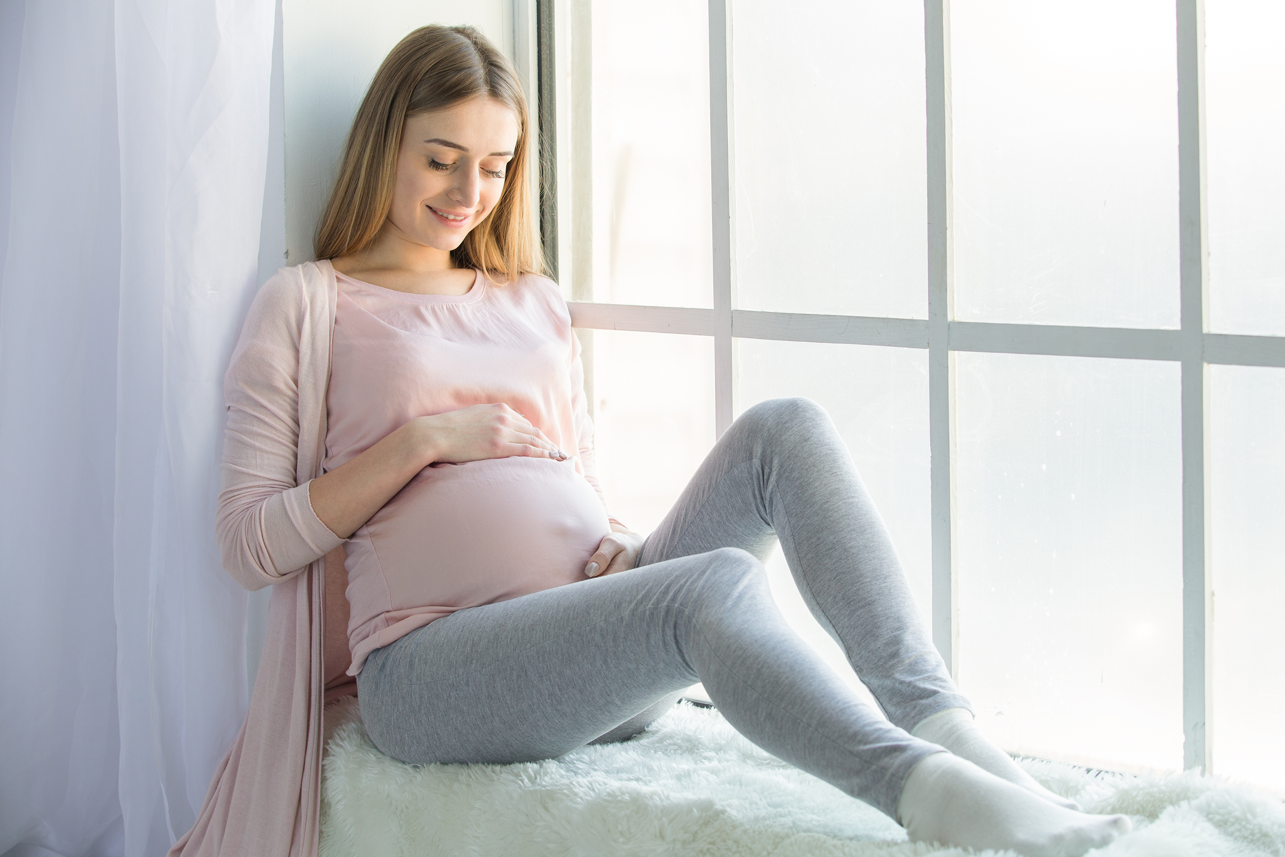 Mujer embarazada mirando su barriga
