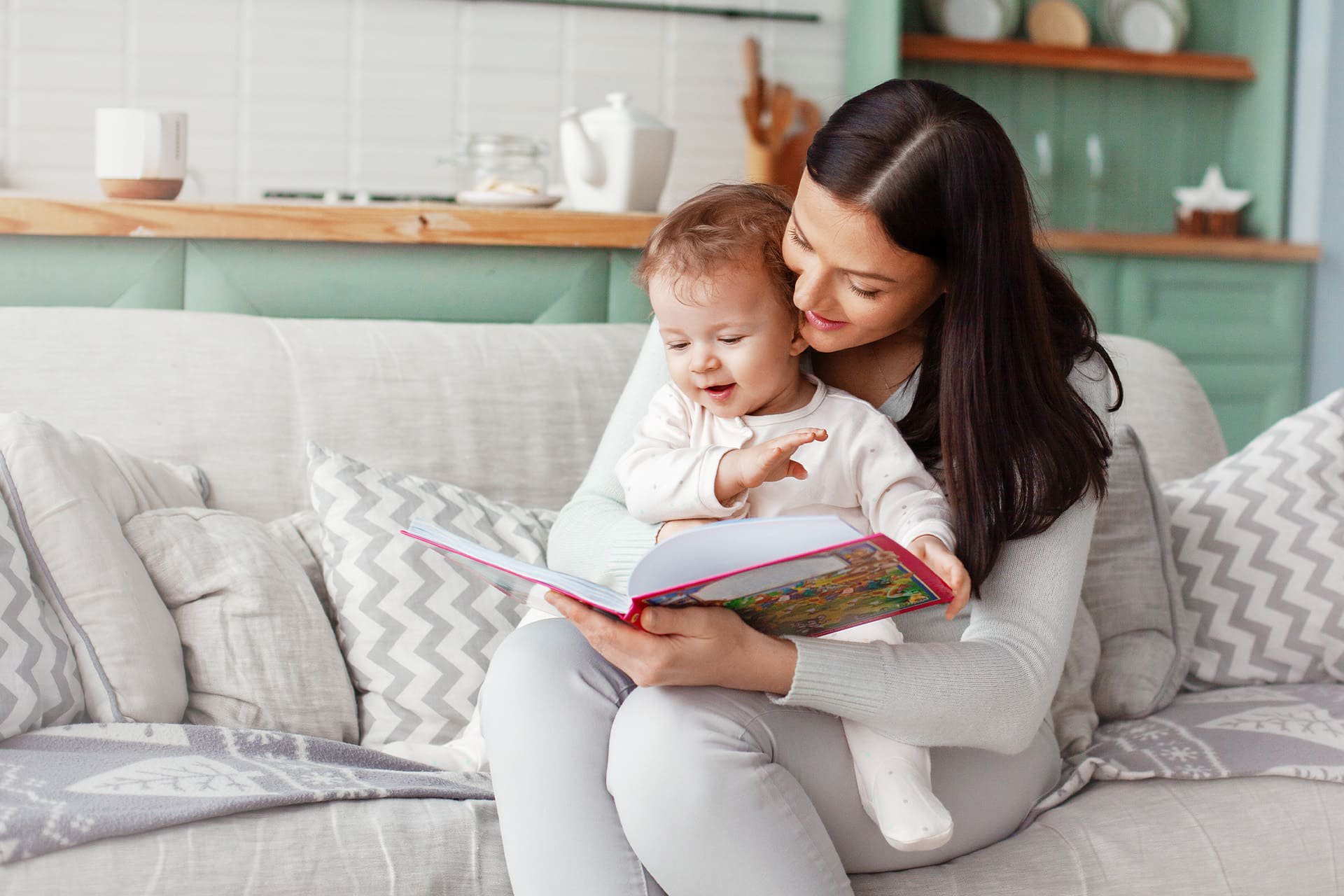 Mamá leyendo un cuento a su bebé