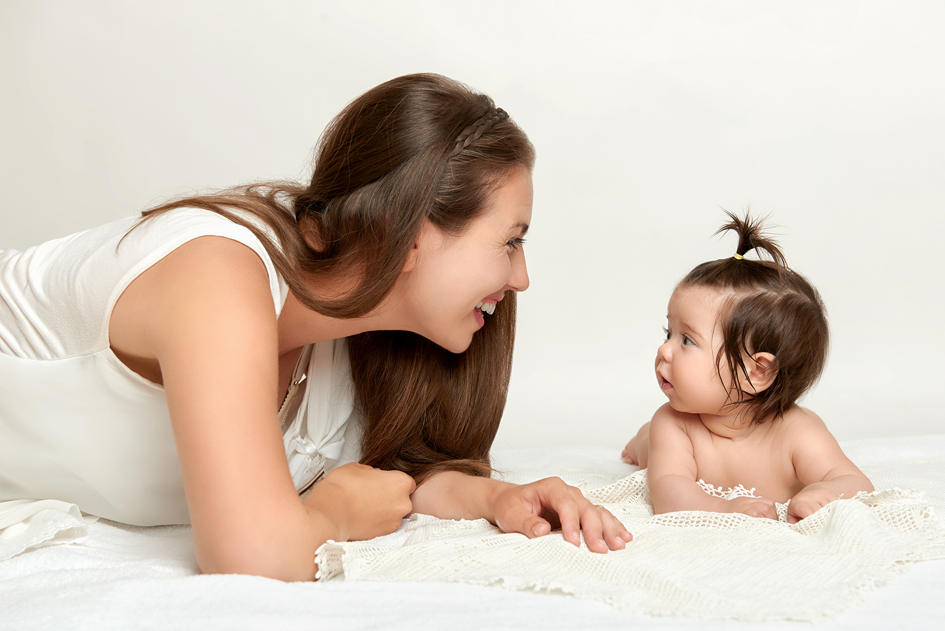 Mamá sonriendo a su bebé