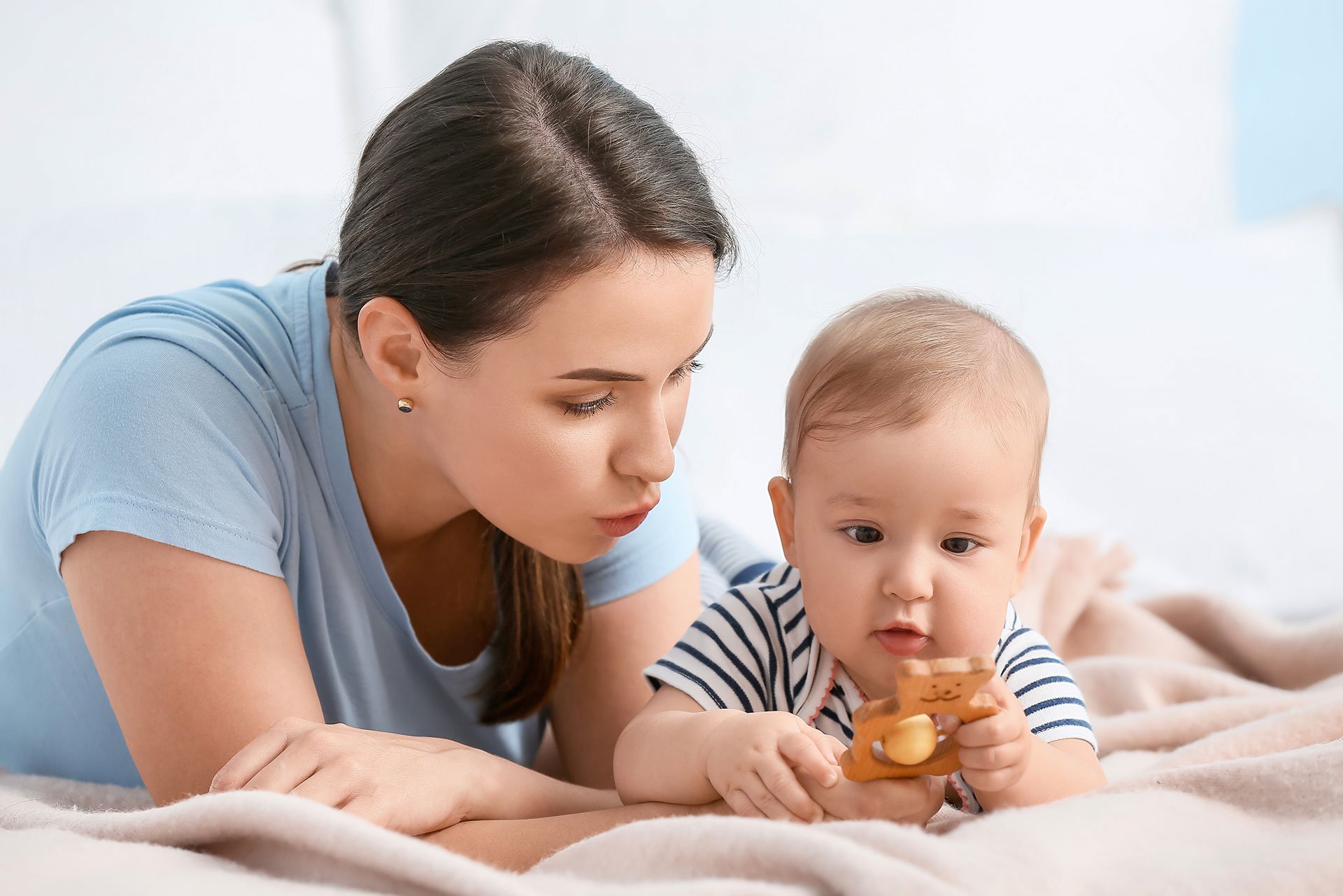 Mamá jugando con su bebé