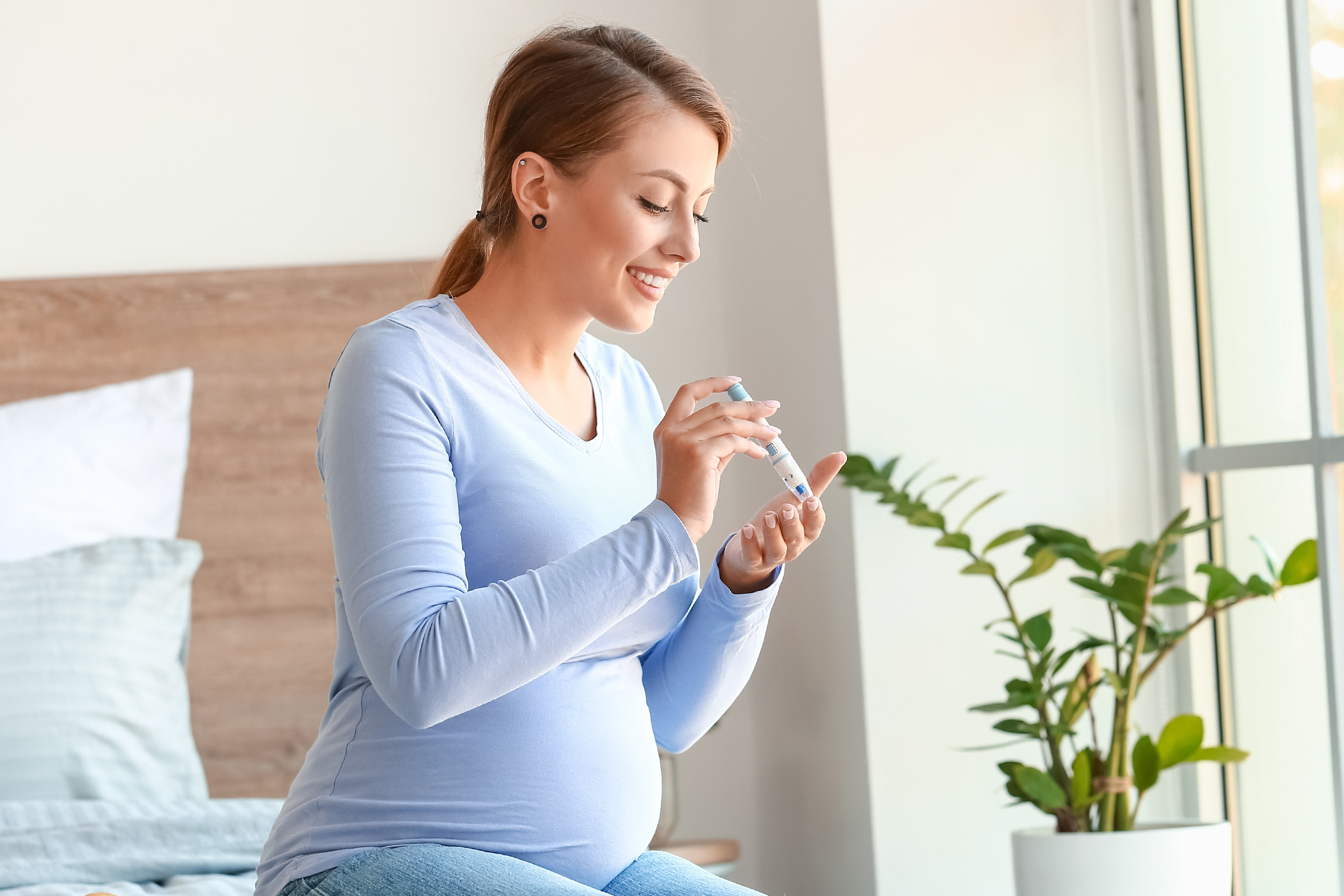 Mujer saca una prueba de azúcar