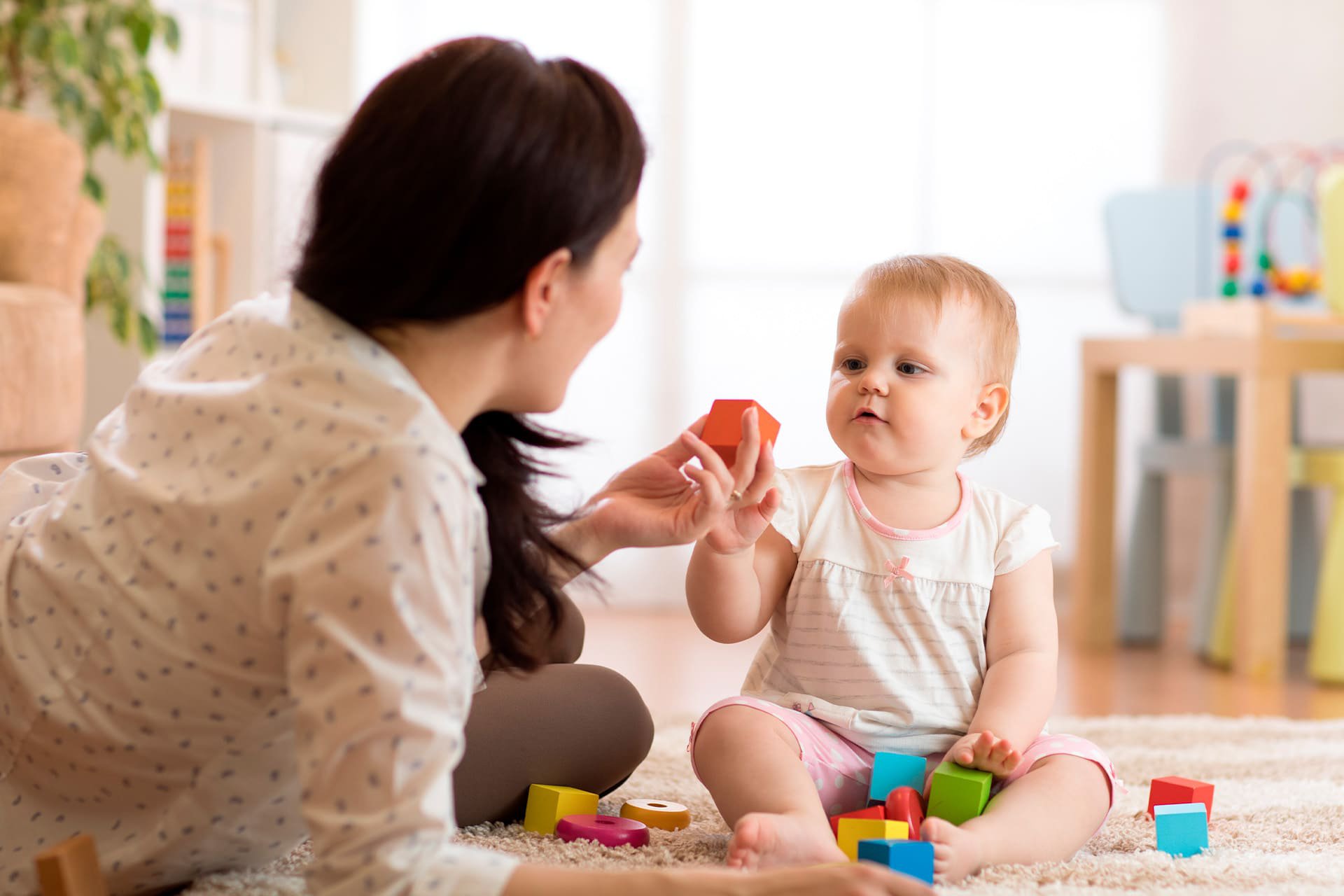 Mamá enseñándole a su bebé a jugar