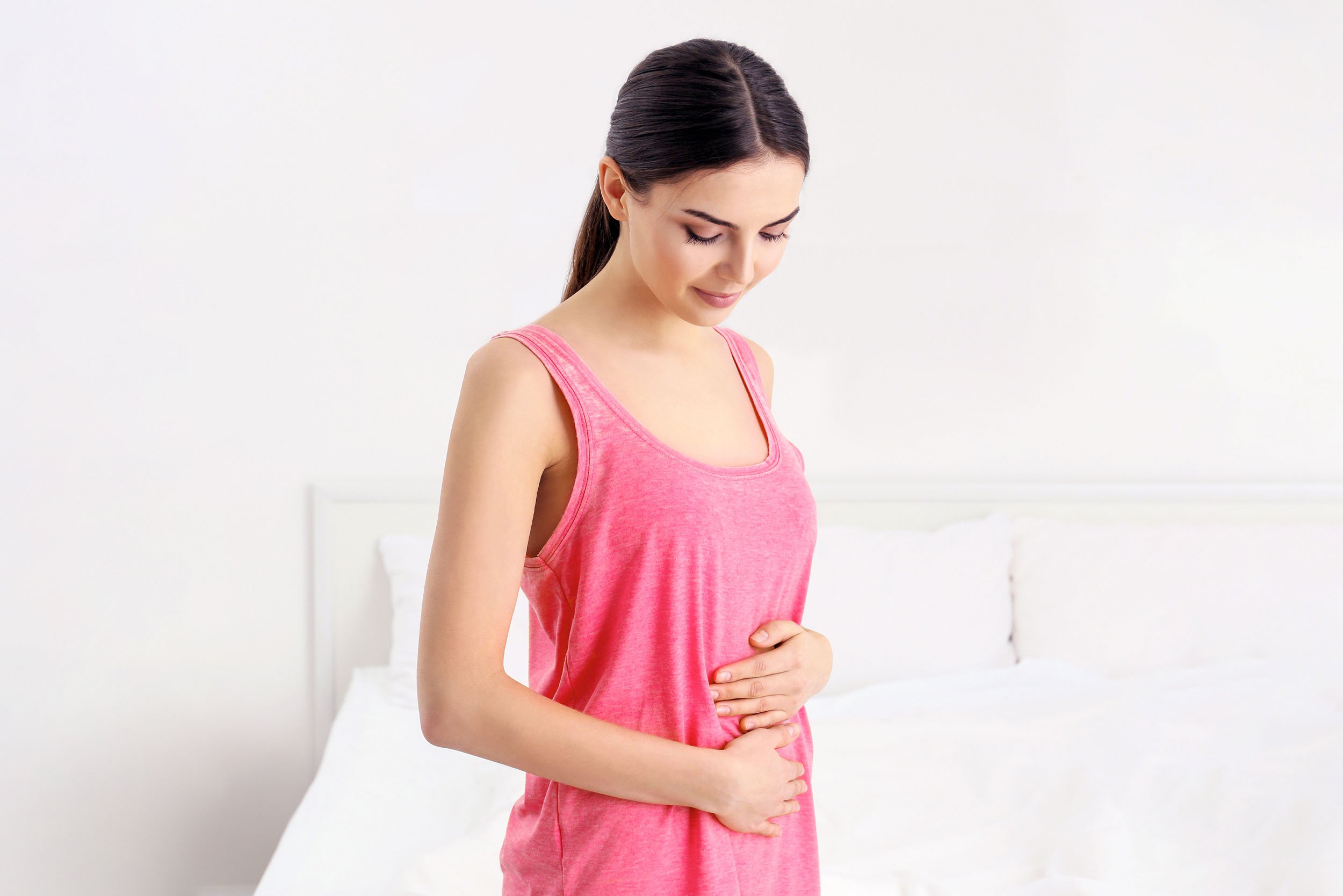 Mujer tocando su abdomen