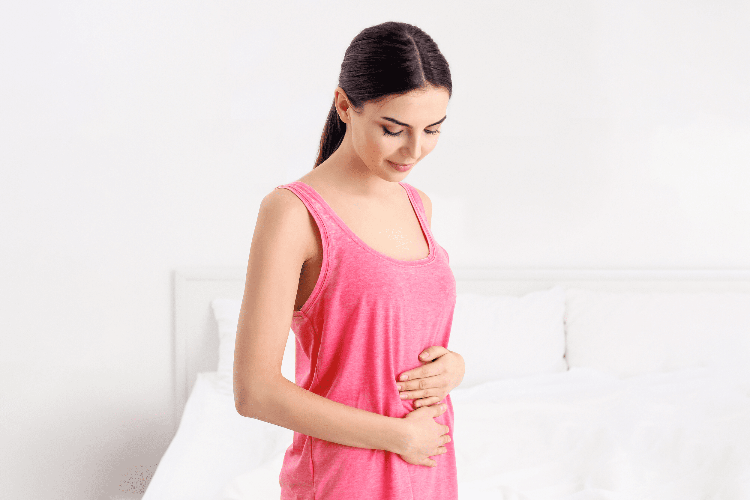 Mujer tocando su abdomen