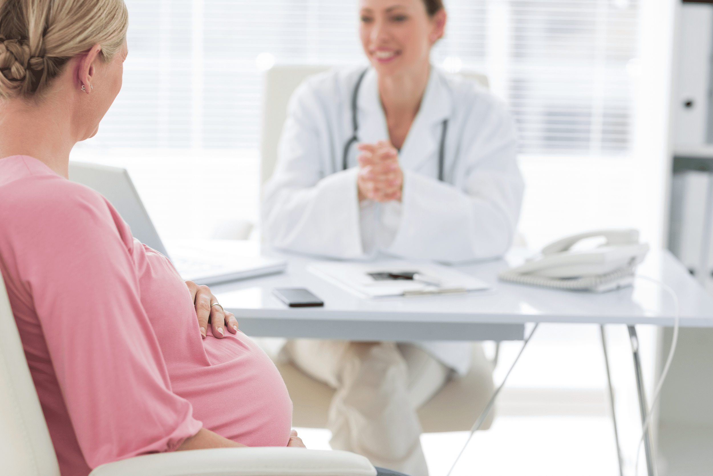Embarazada en consulta con su doctora