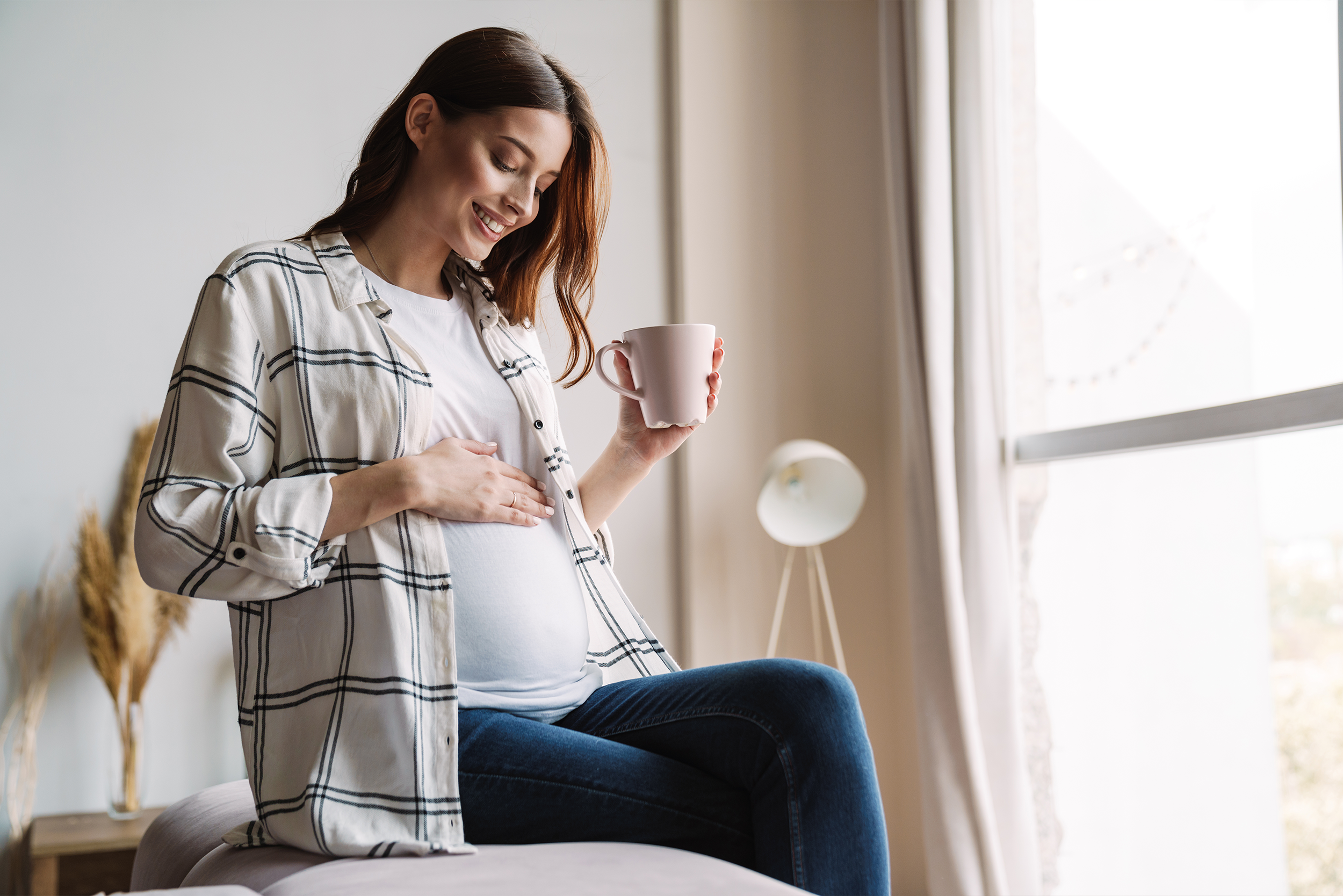 Embarazada acariciando su barriga