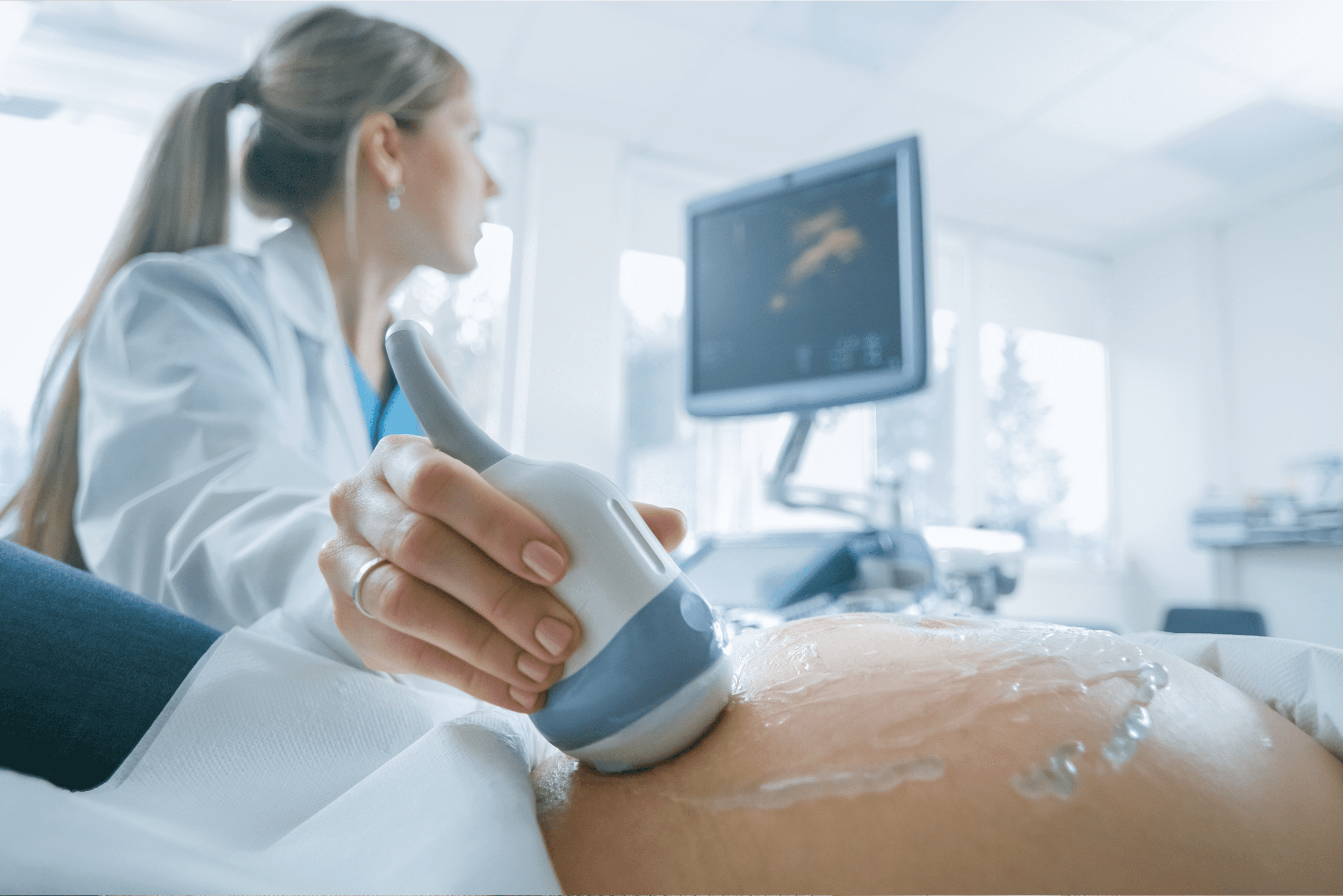 Doctora haciendo una ecografía