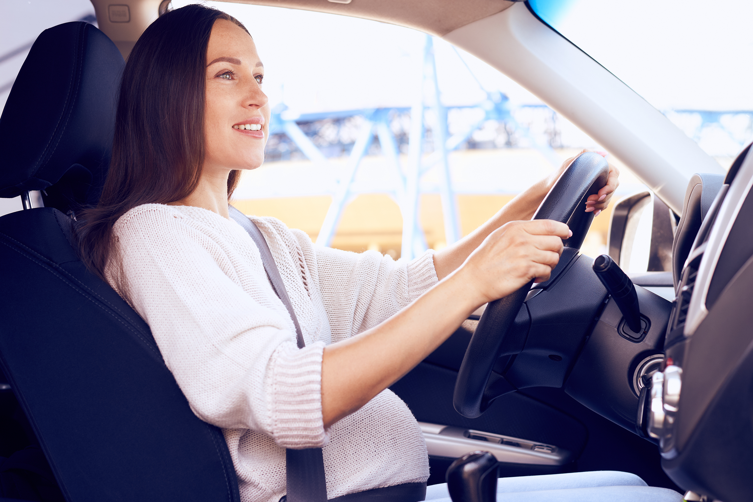 Embarazada manejando su auto