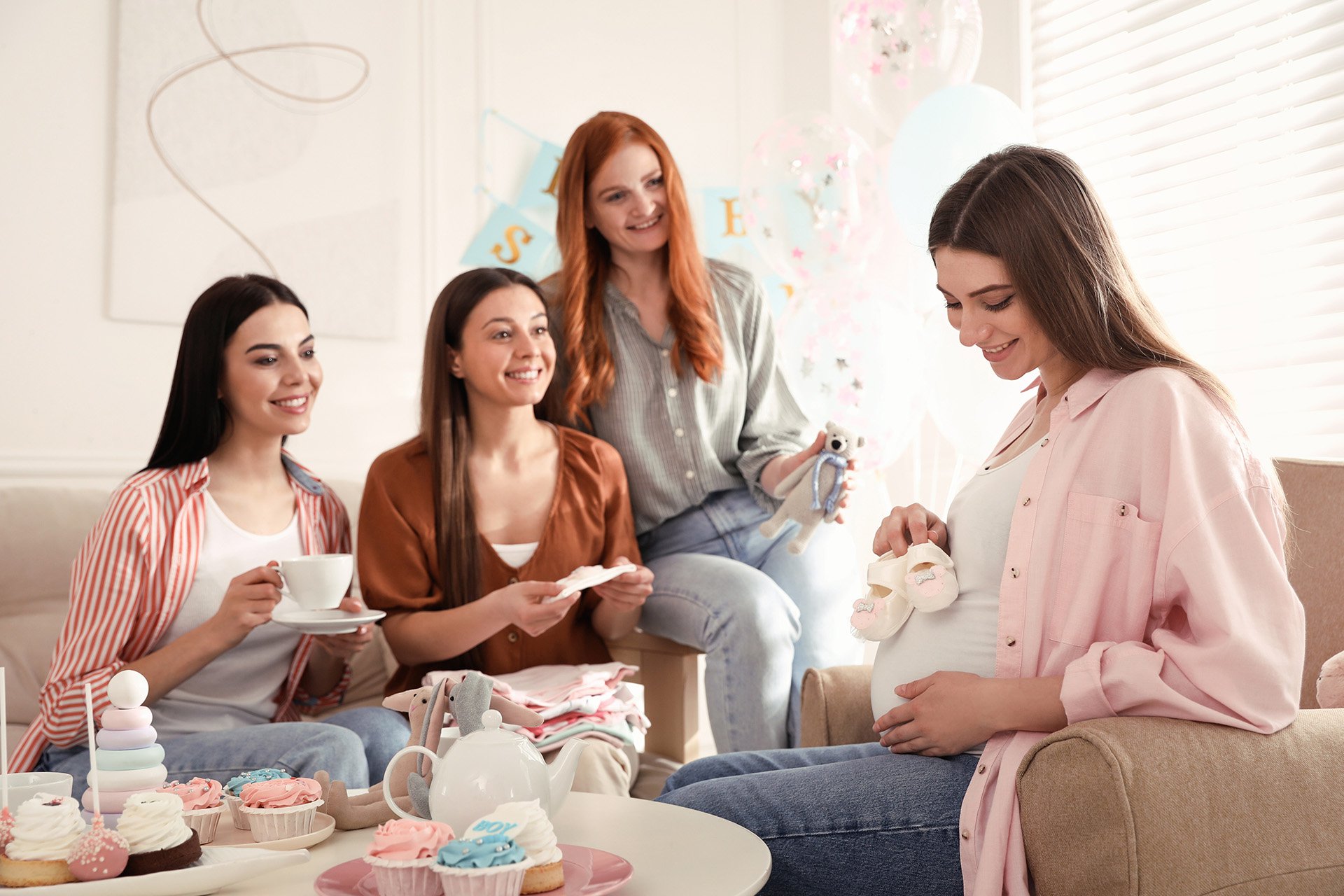 Mujer embarazada celebrando la llegada de su bebé con amigas