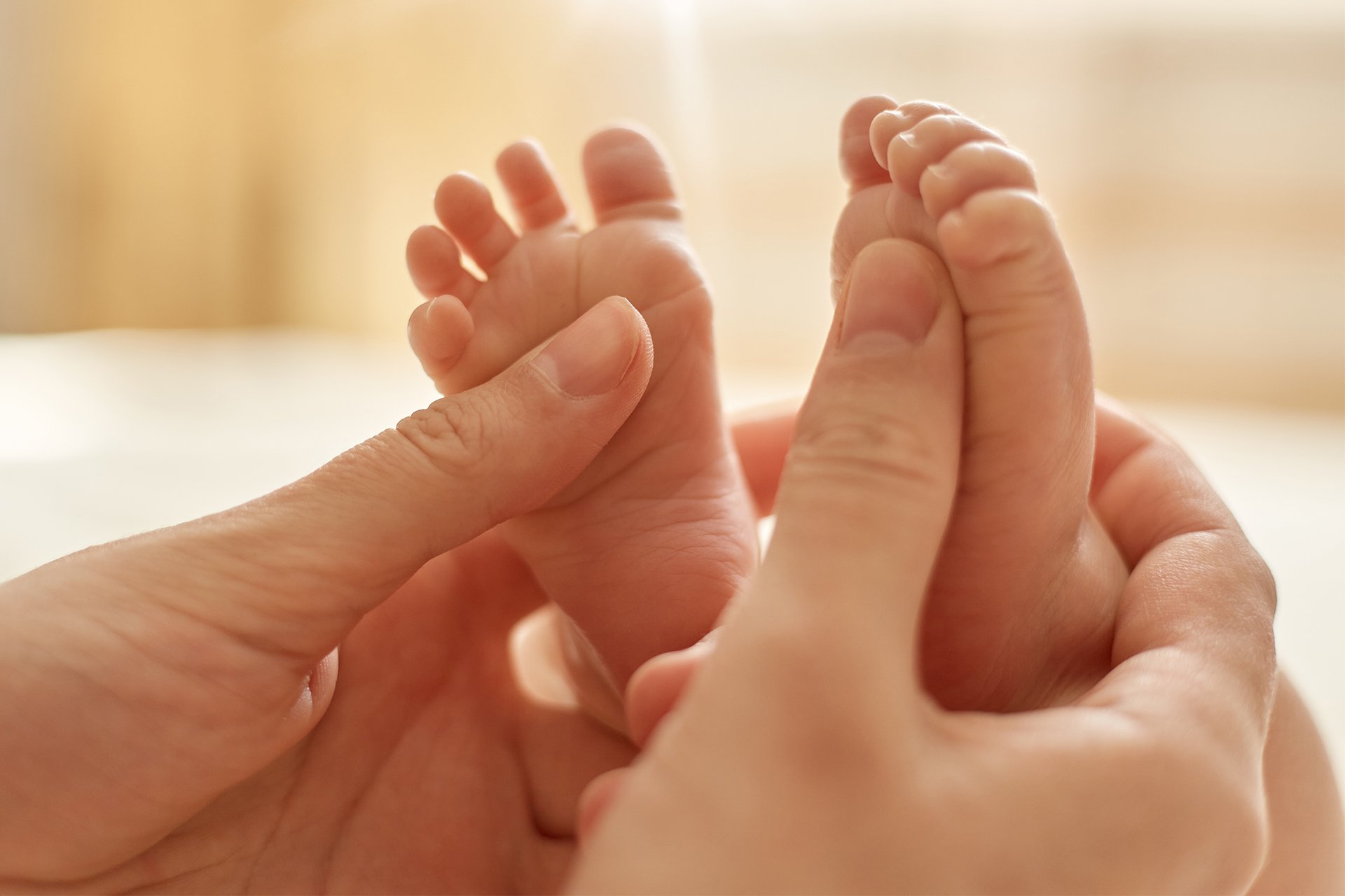 Mamá sujetando los pies de su bebé