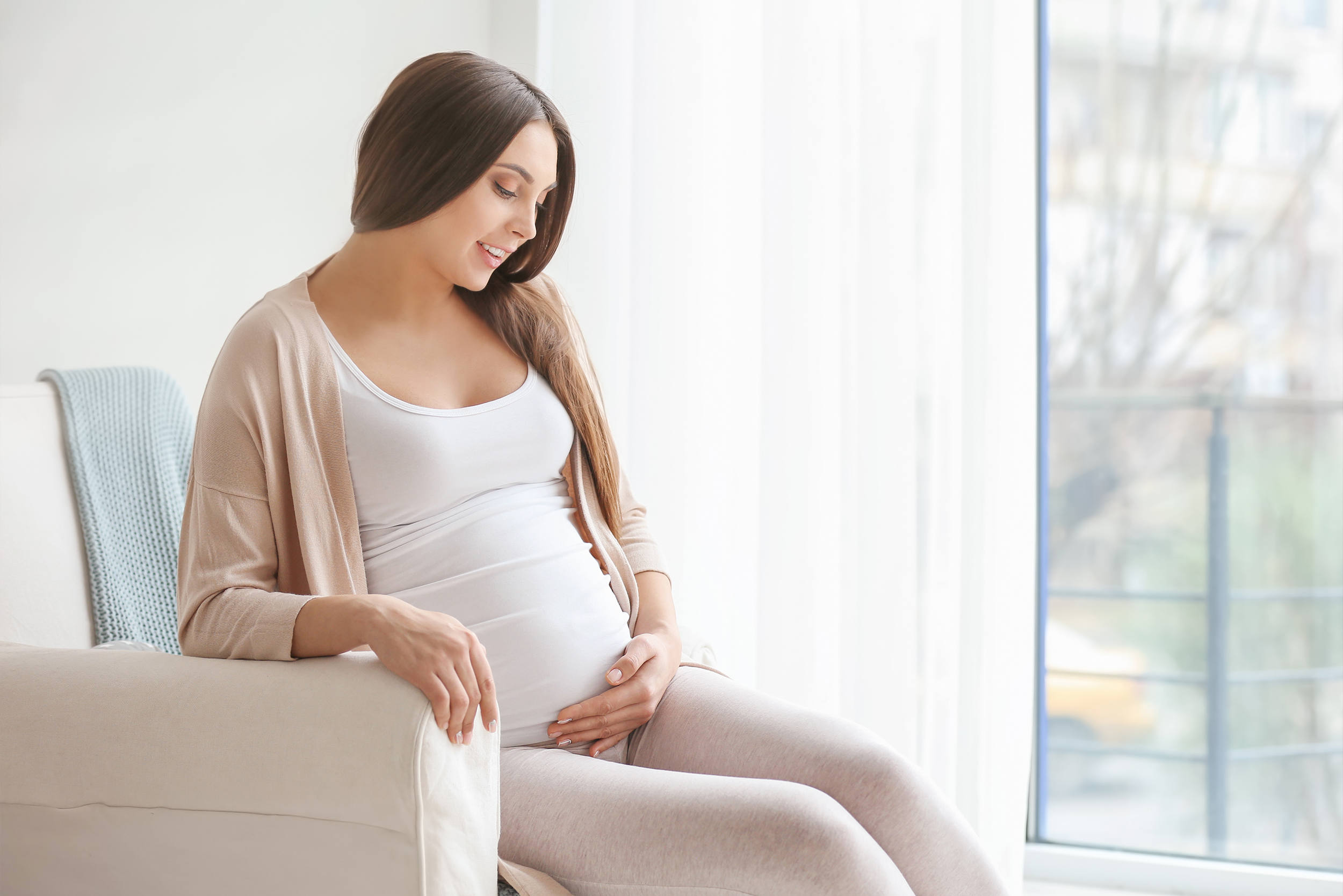 Mujer embarazada viendo su barriga