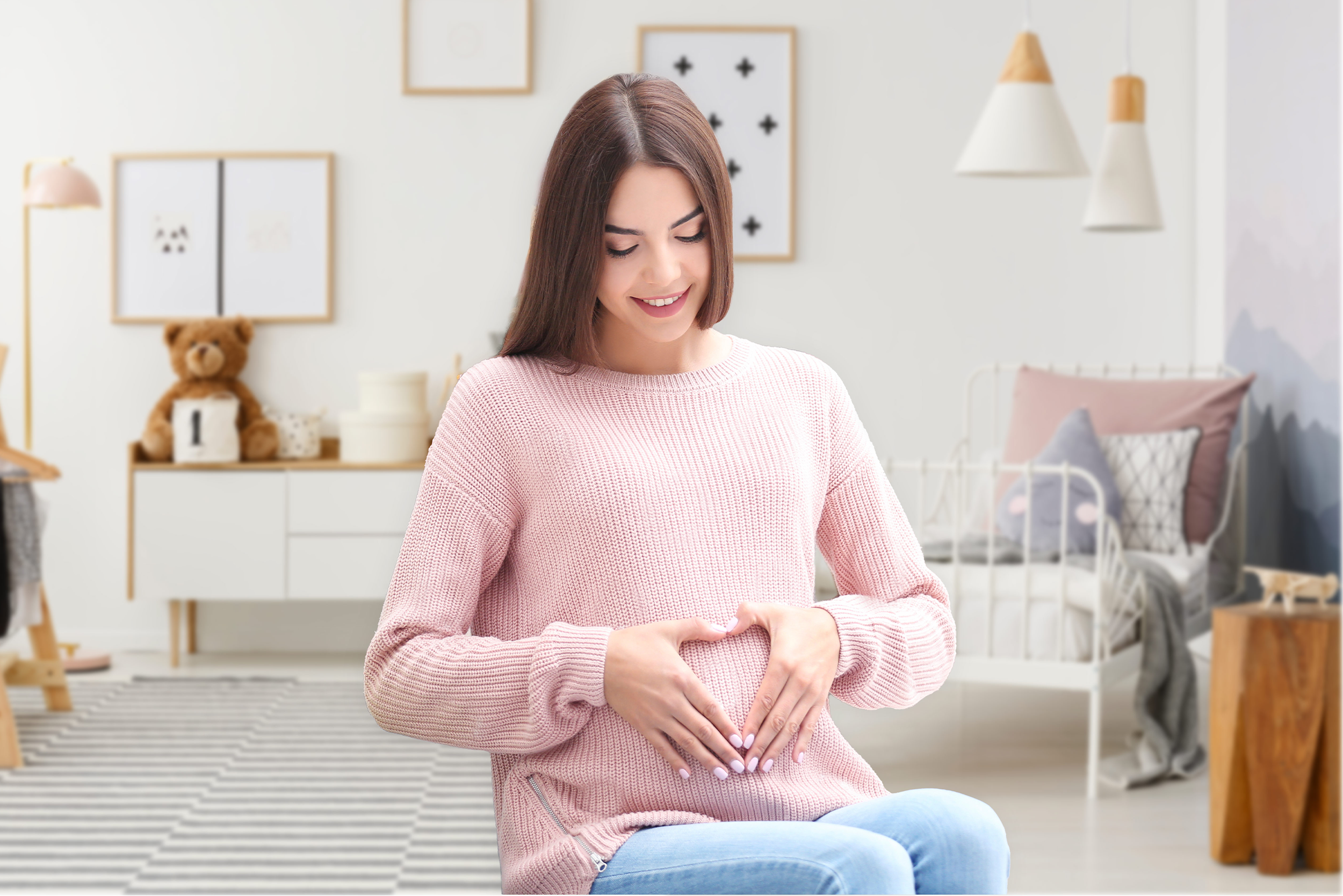 Embarazada mirando su barriga