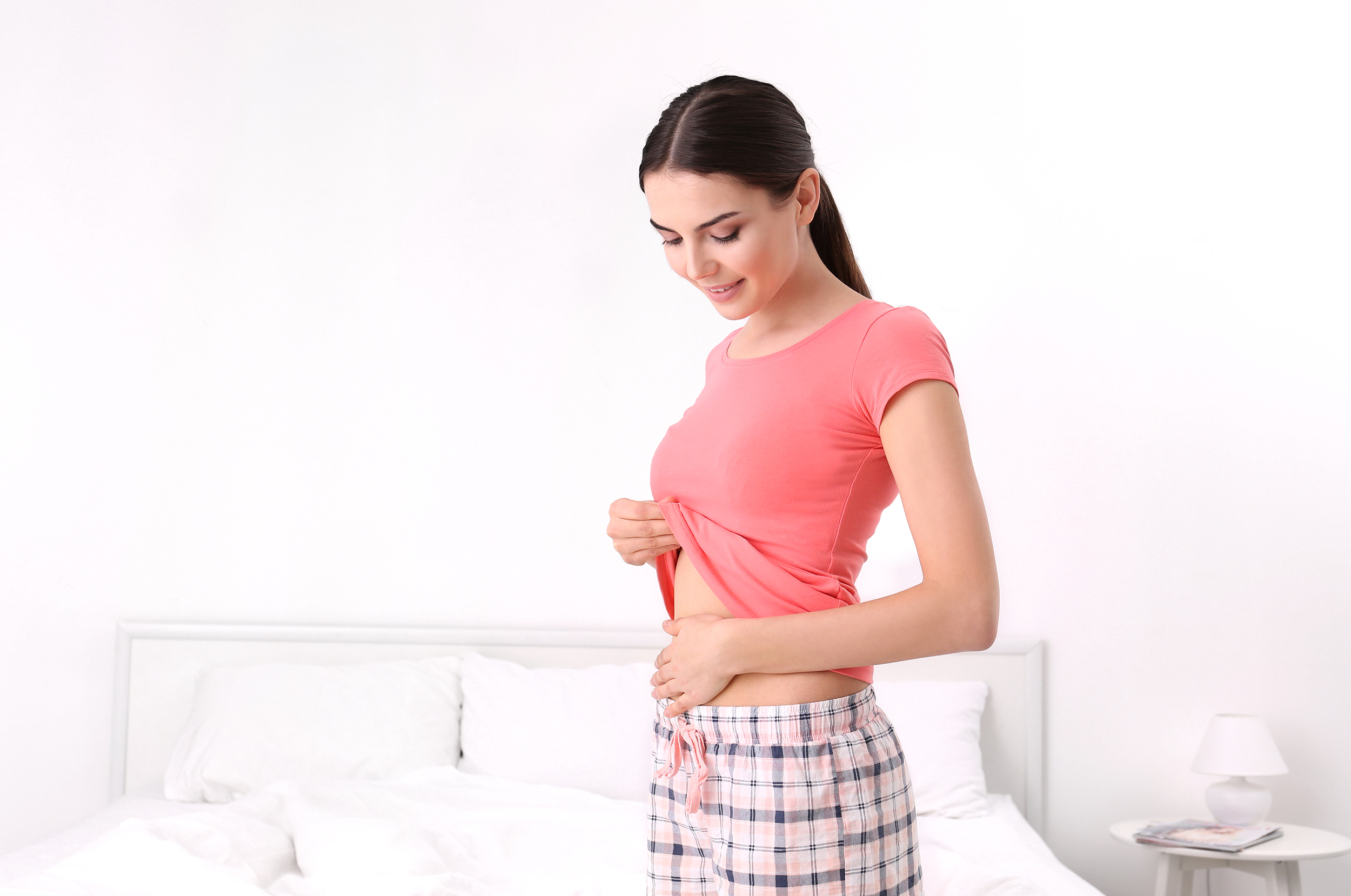 Mujer viendo su abdomen