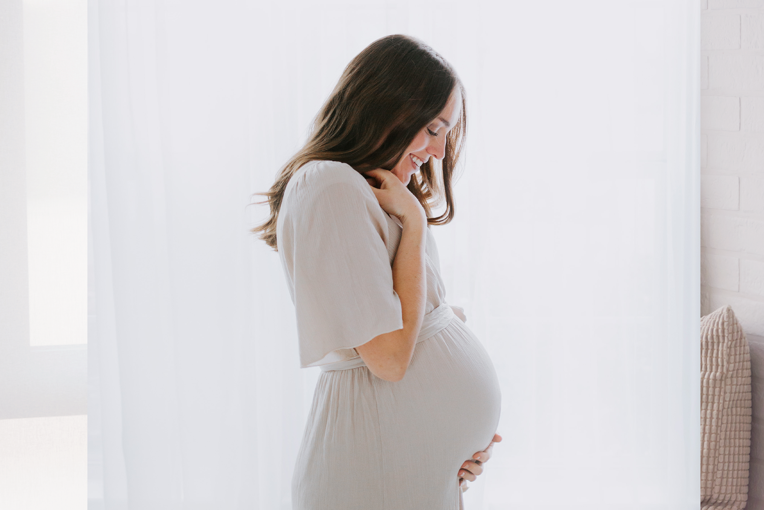 Embarazada feliz mirando su barriga
