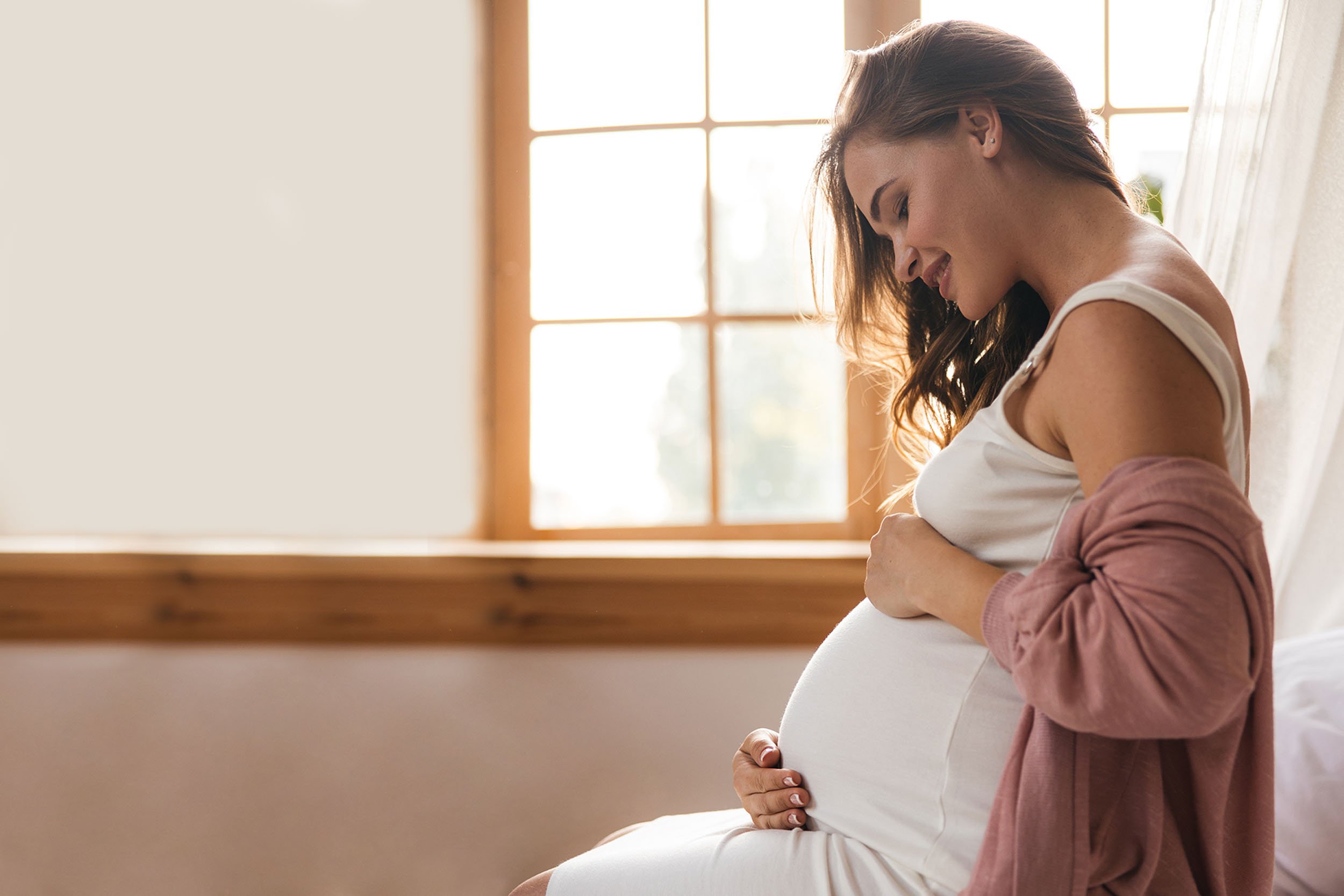 Embarazada acariciando su barriga