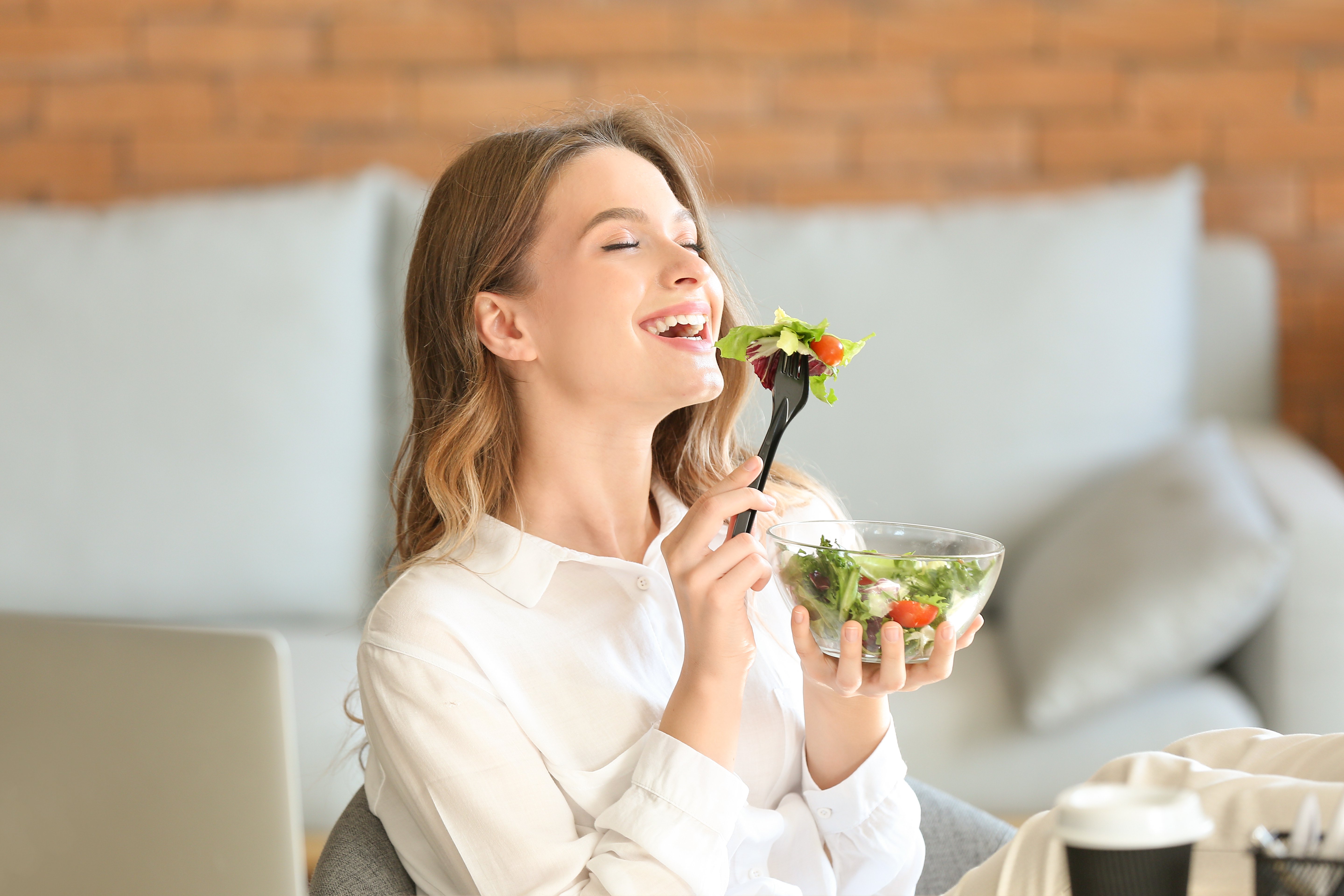 Mujer comiendo saludable