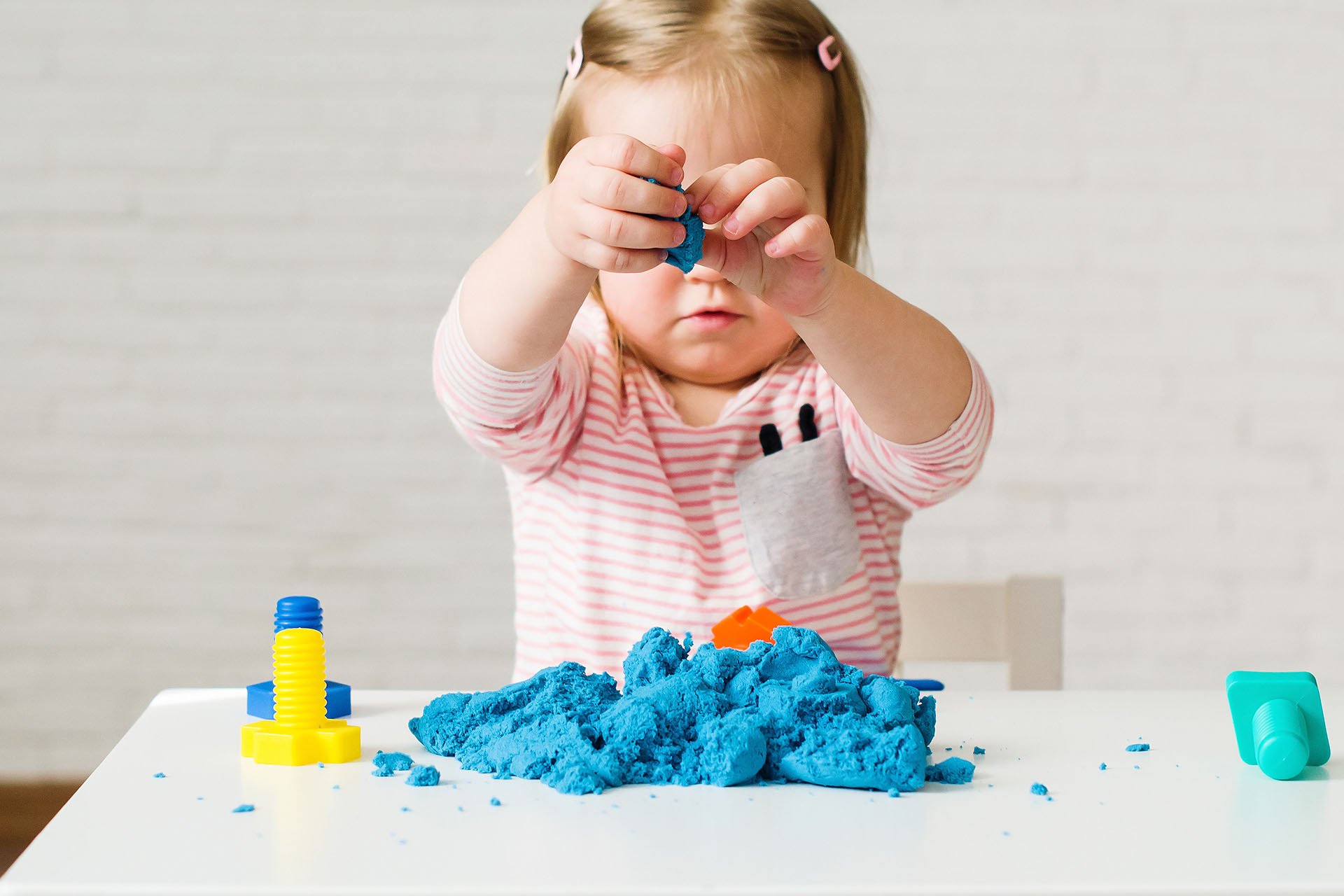 Bebé jugando con plastilina.