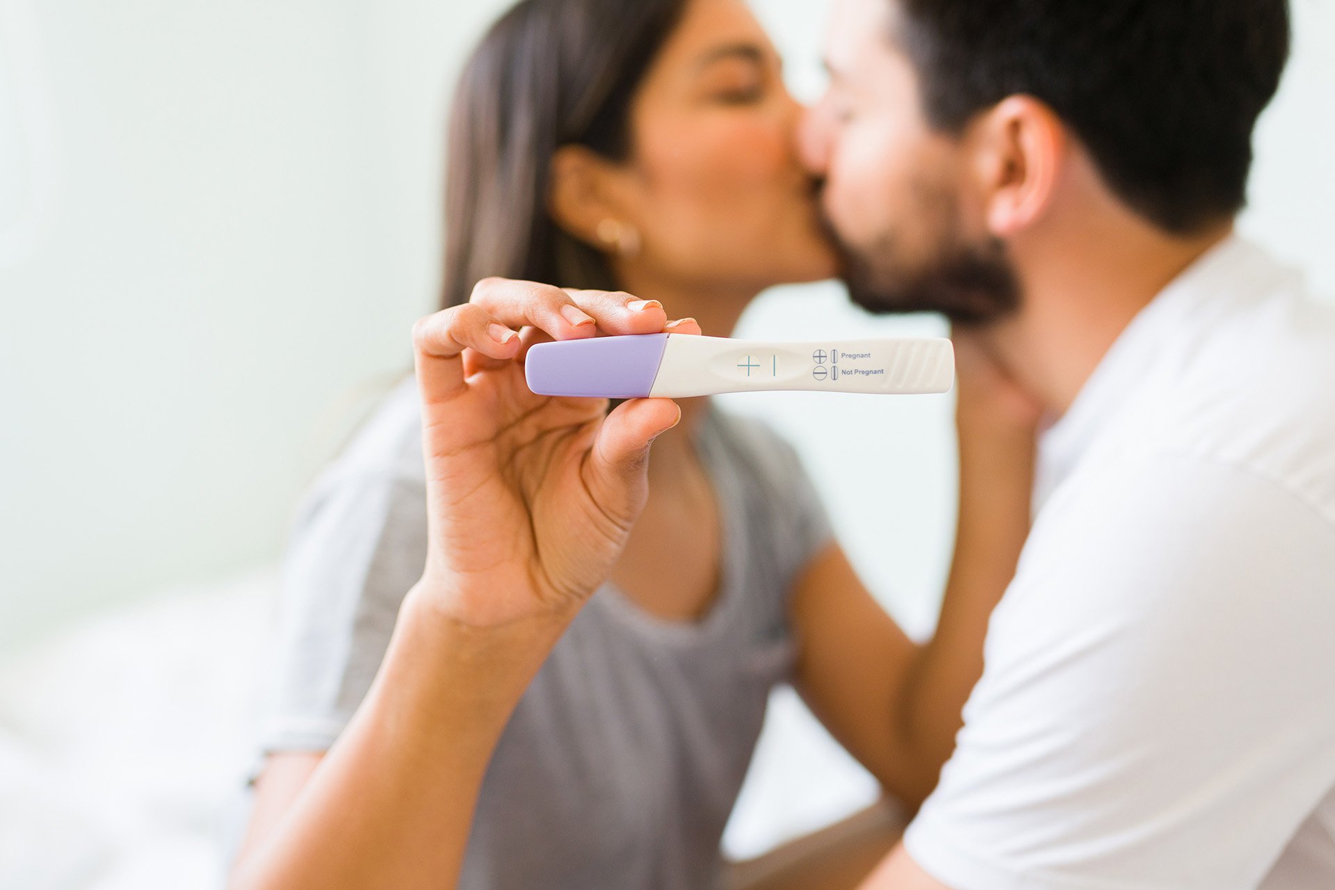 Pareja anunciando su embarazo.