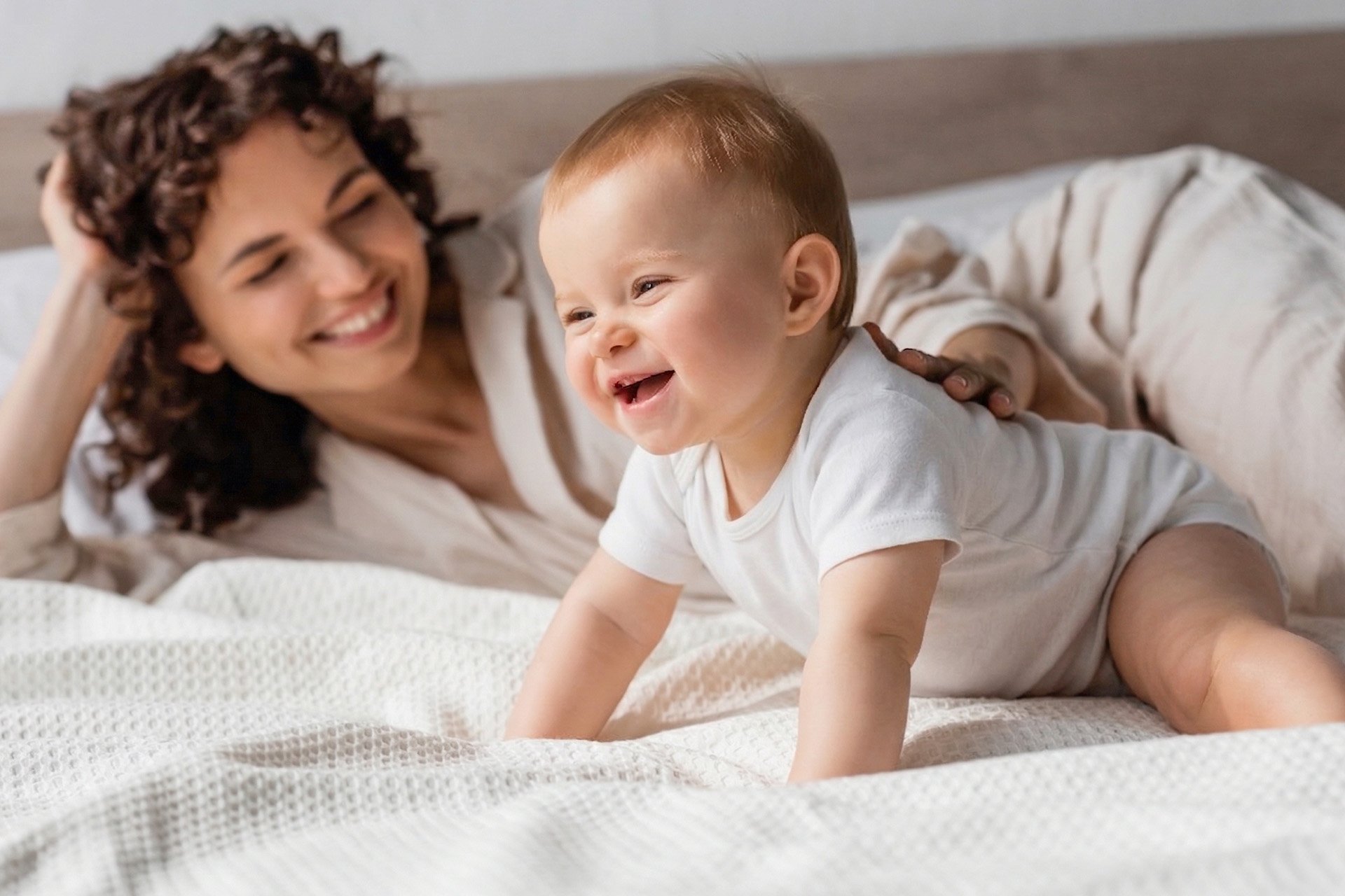 Mamá acostada con su bebé.