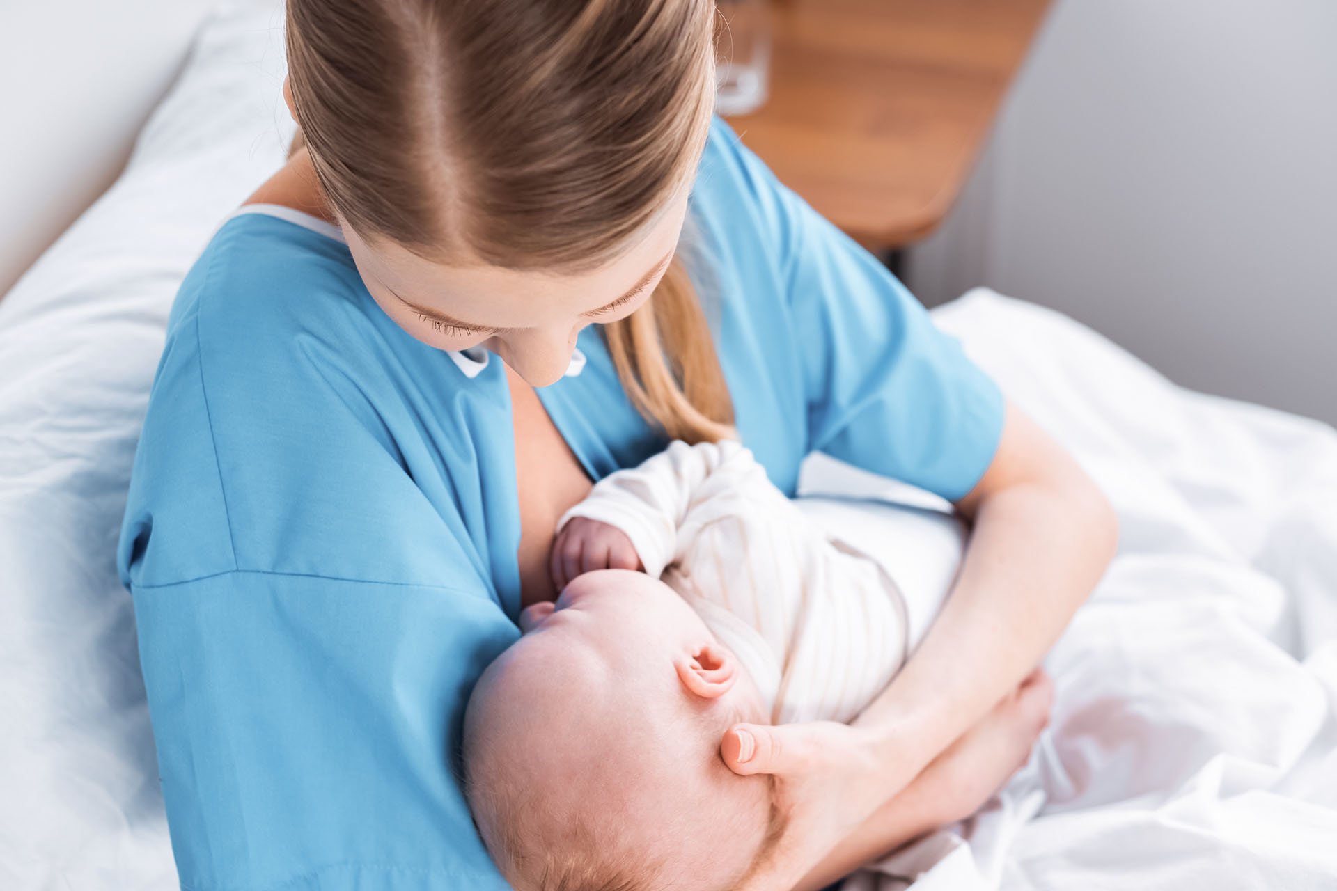 Mamá amamantando a su bebé.