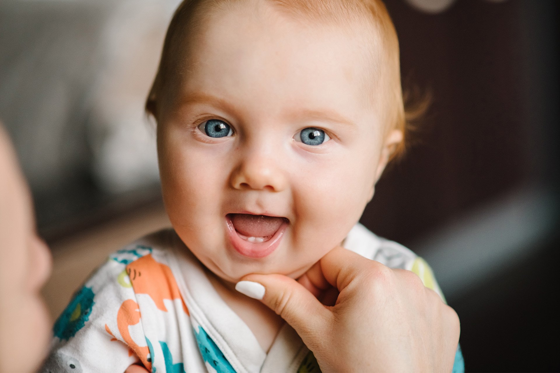 Bebé mostrando sus dientes.