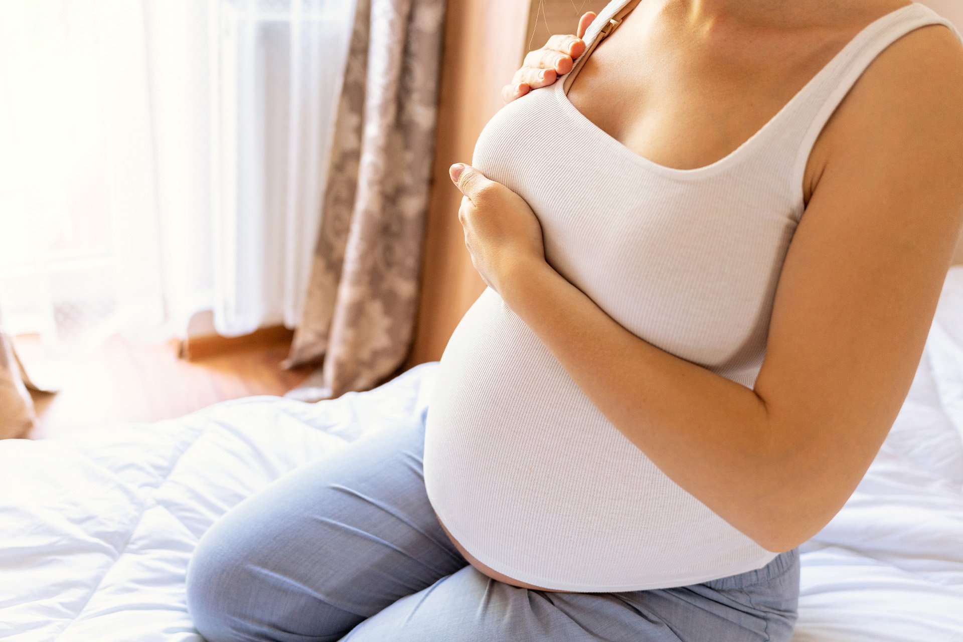 Torso de mujer embarazada.