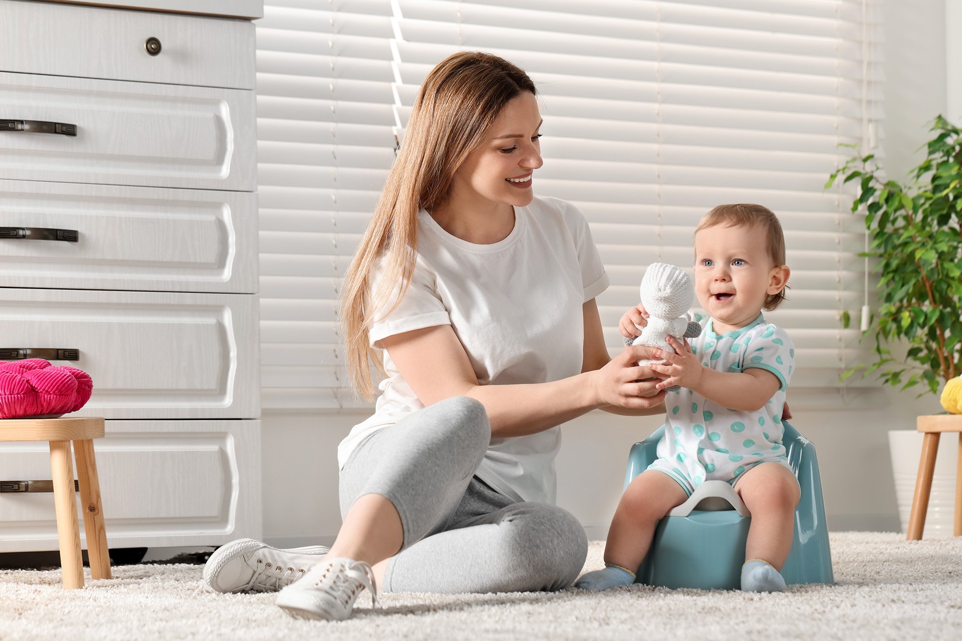 Bebé haciendo popó.