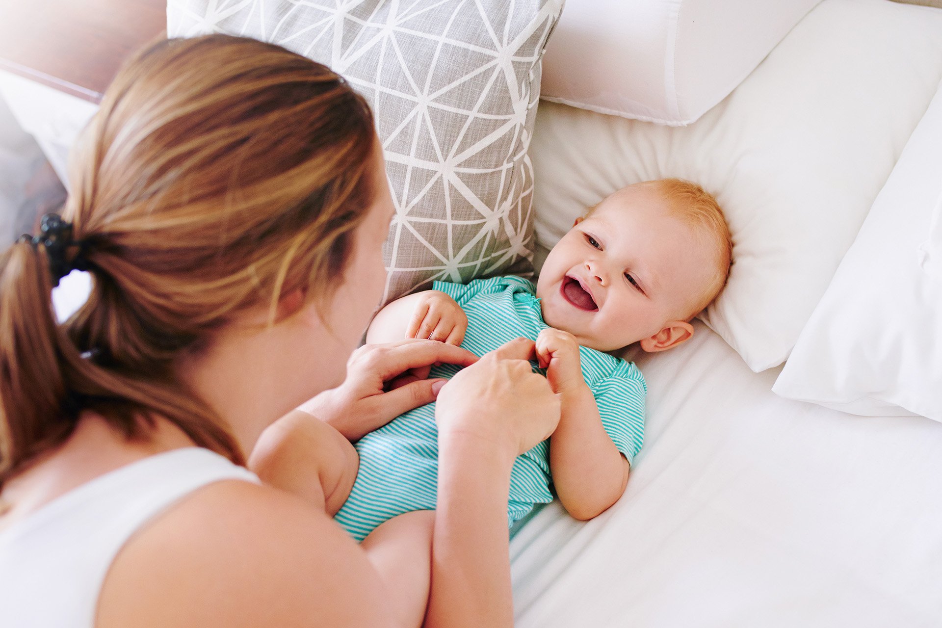 Mamá haciendo cosquillas a su bebé.