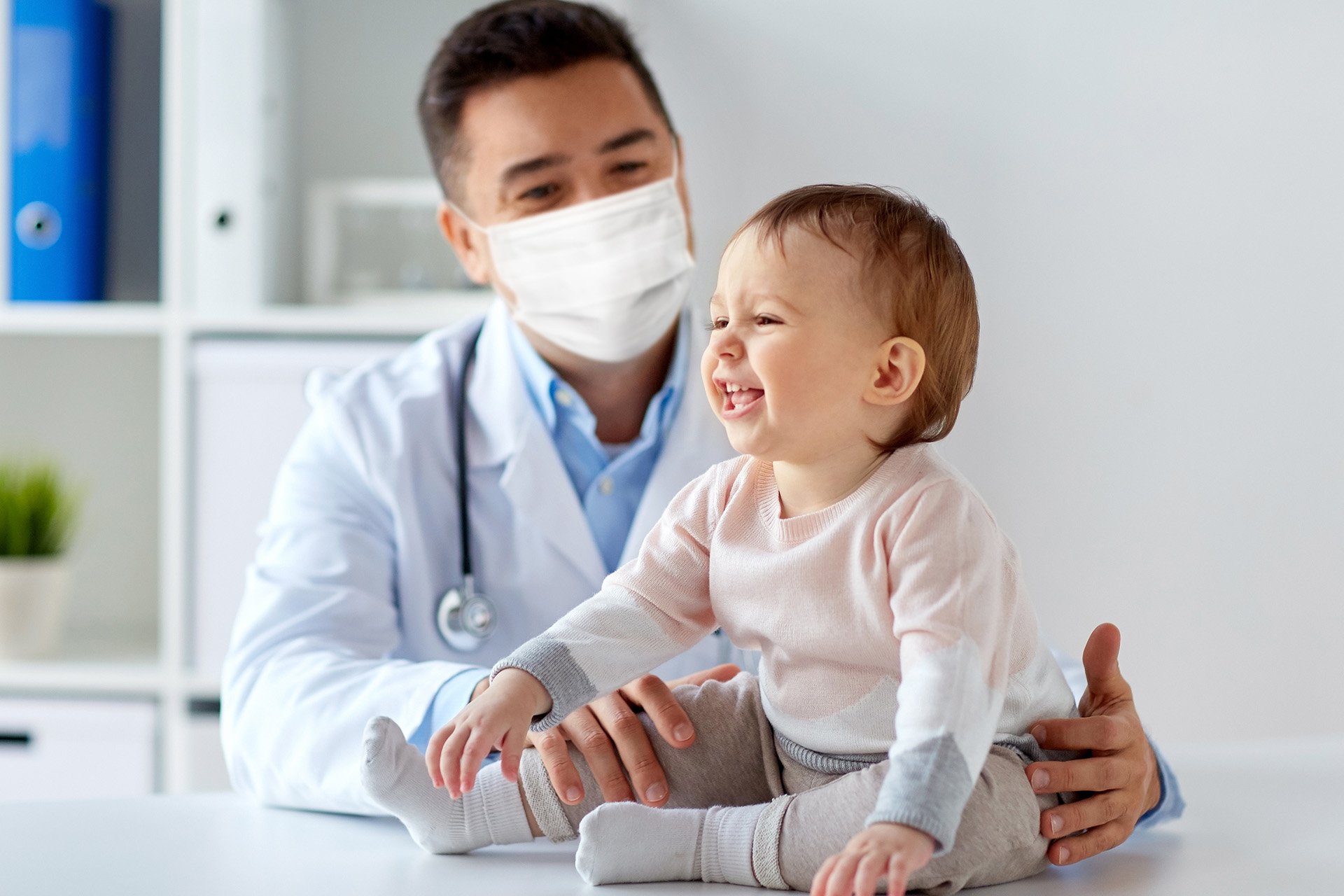 Bebé en consulta médica.