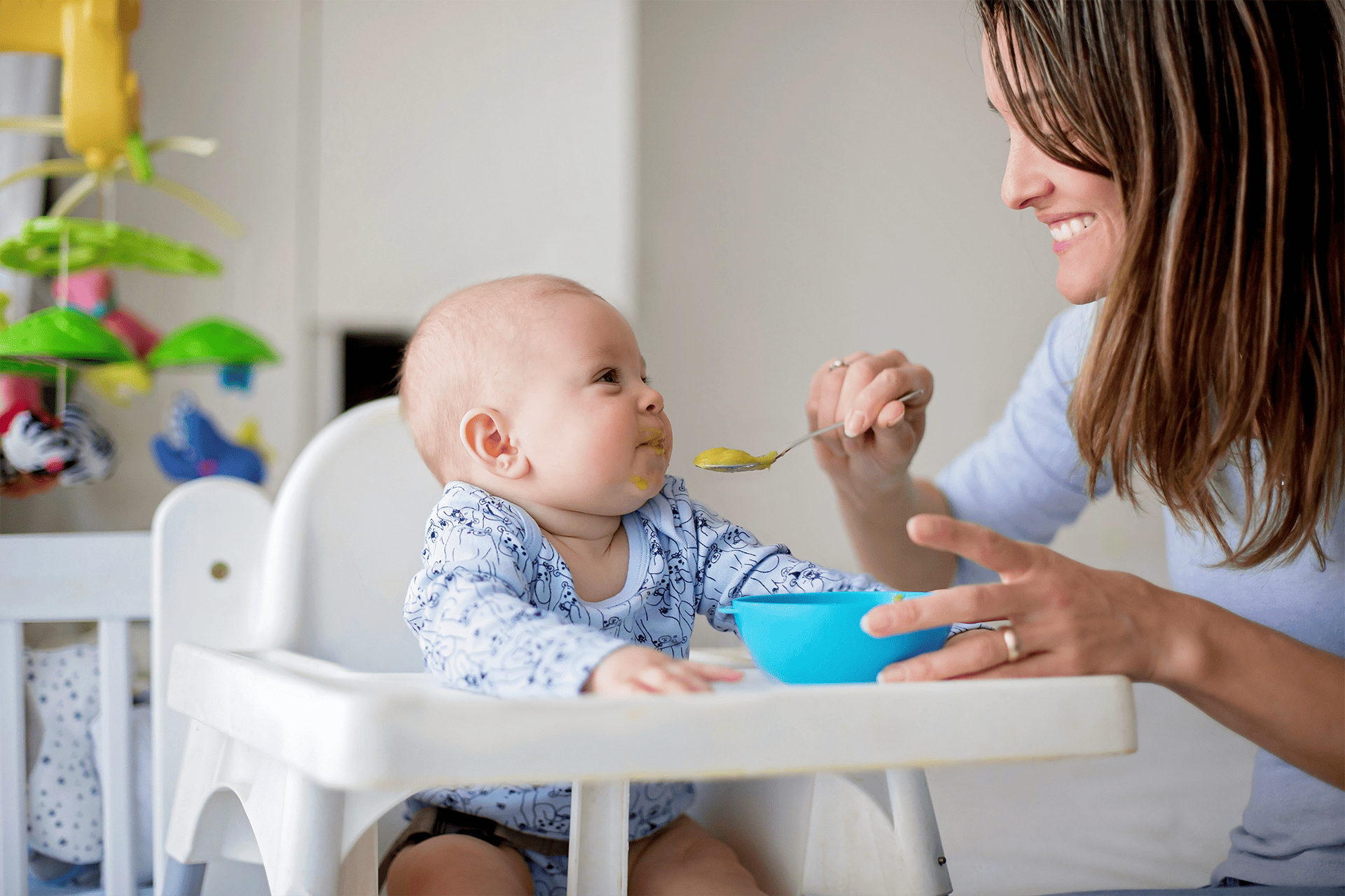 Bebé recibiendo papilla de su mamá.