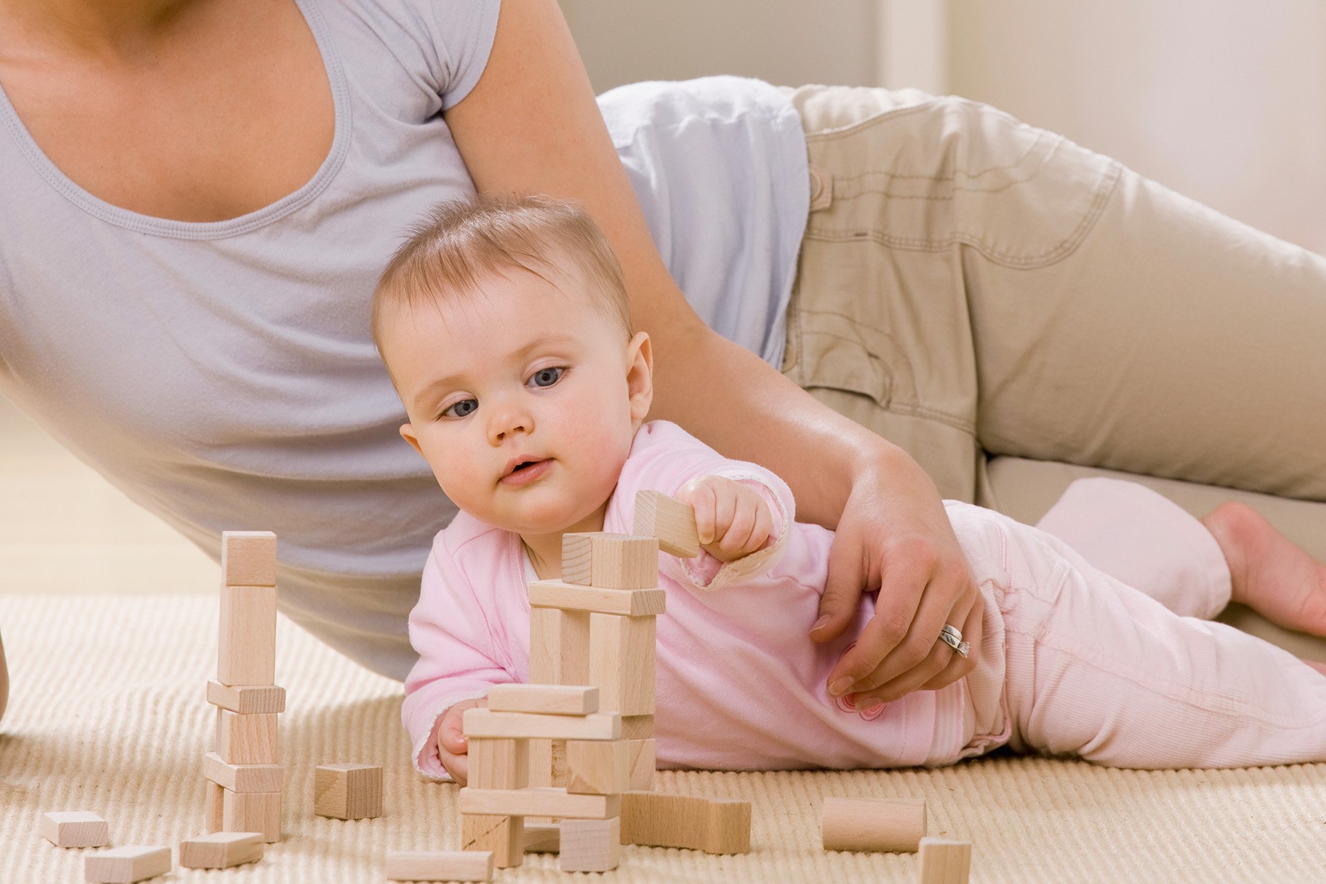 Mamá jugando con su bebé.