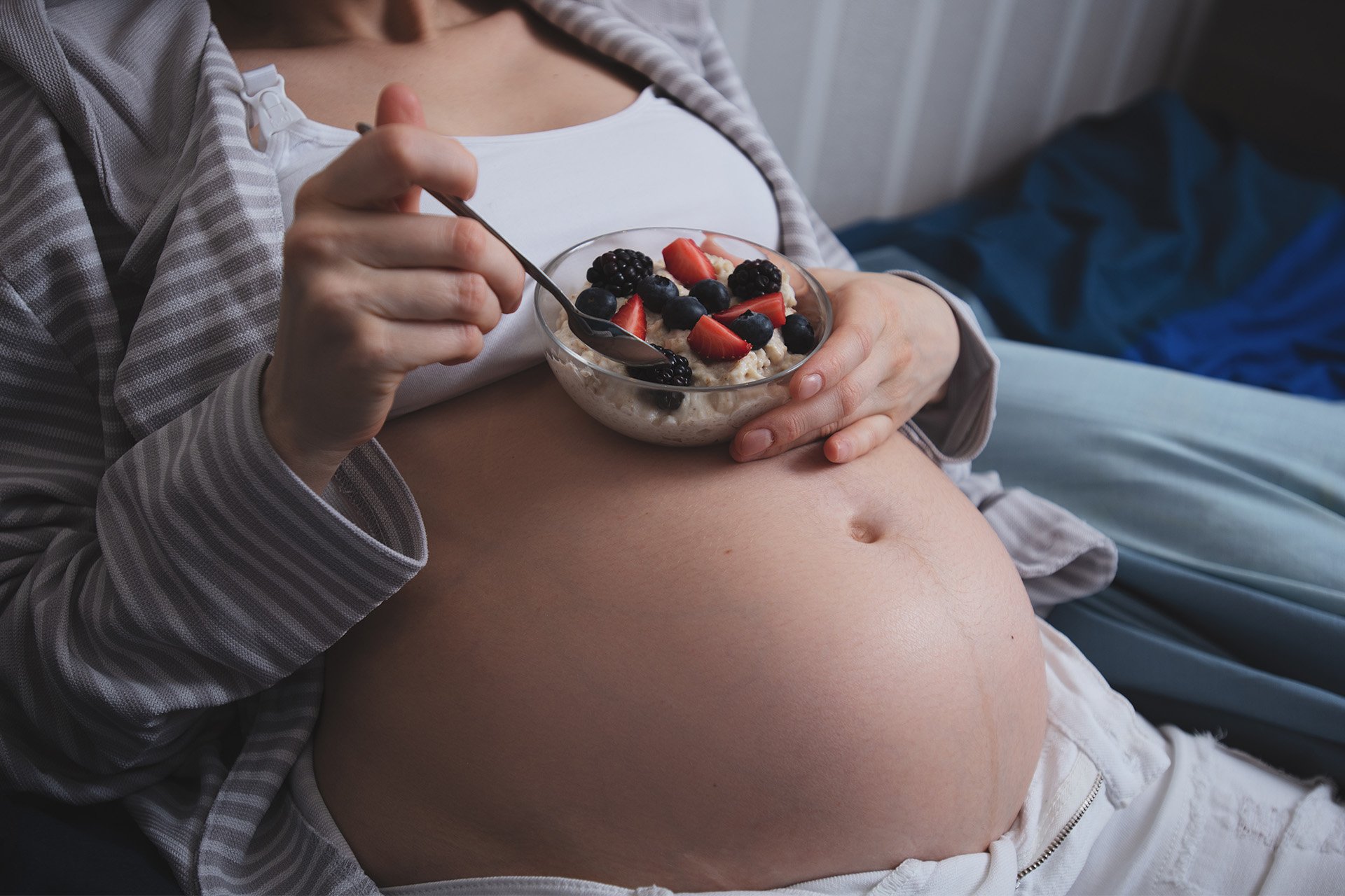 Mujer embarazada comiendo avena.