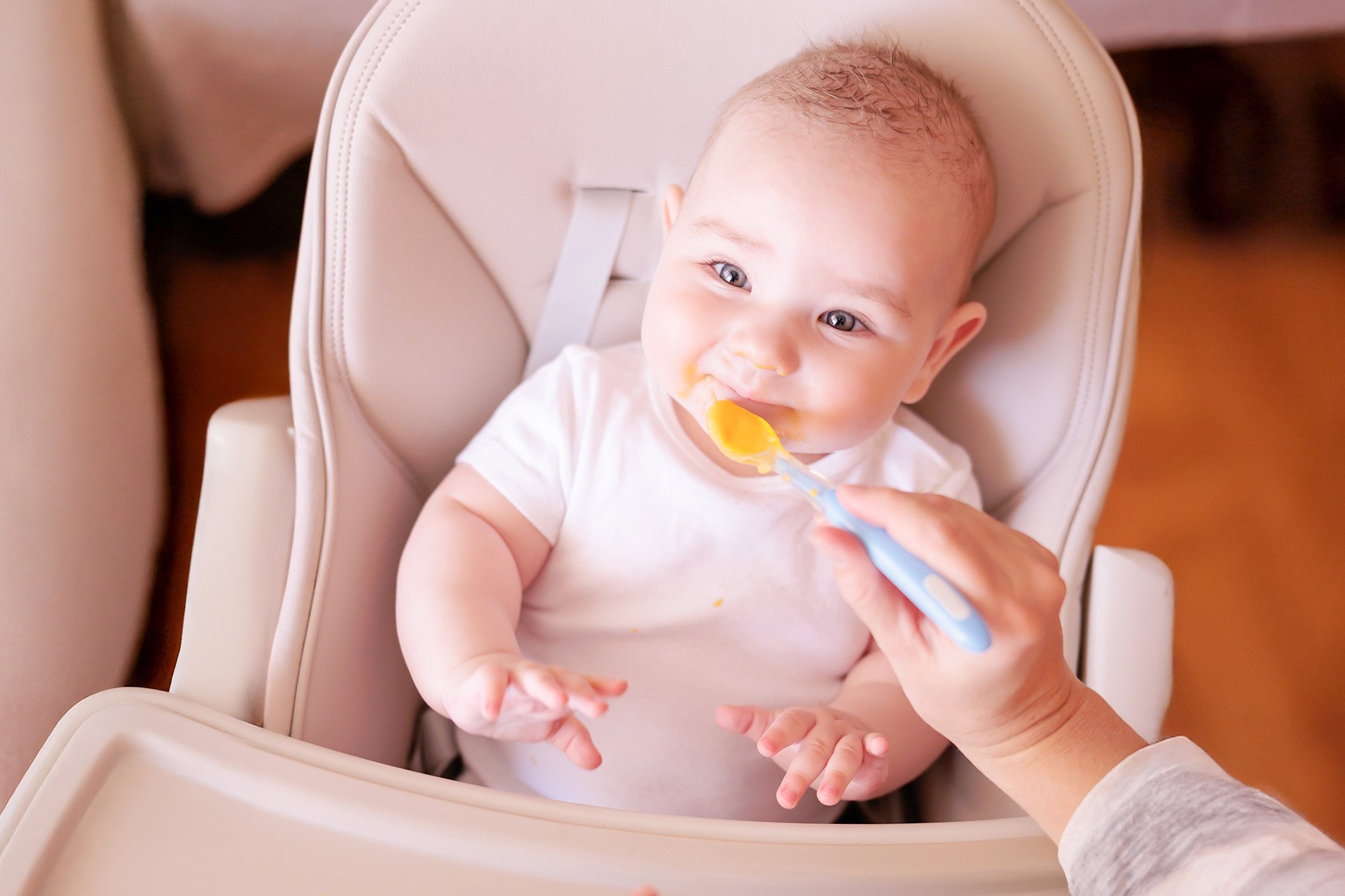 Bebé comiendo.