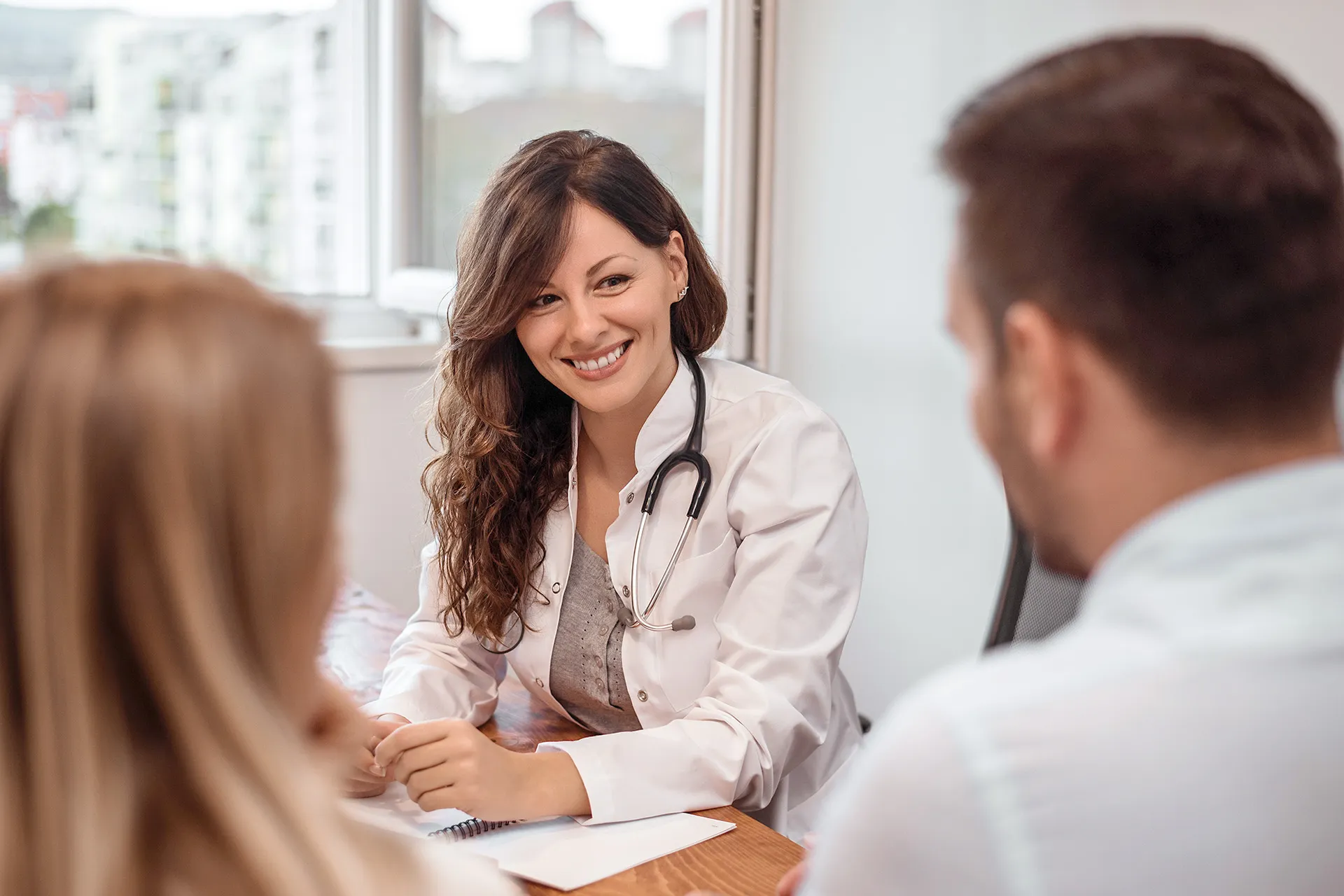 Pareja visitando a su médico.
