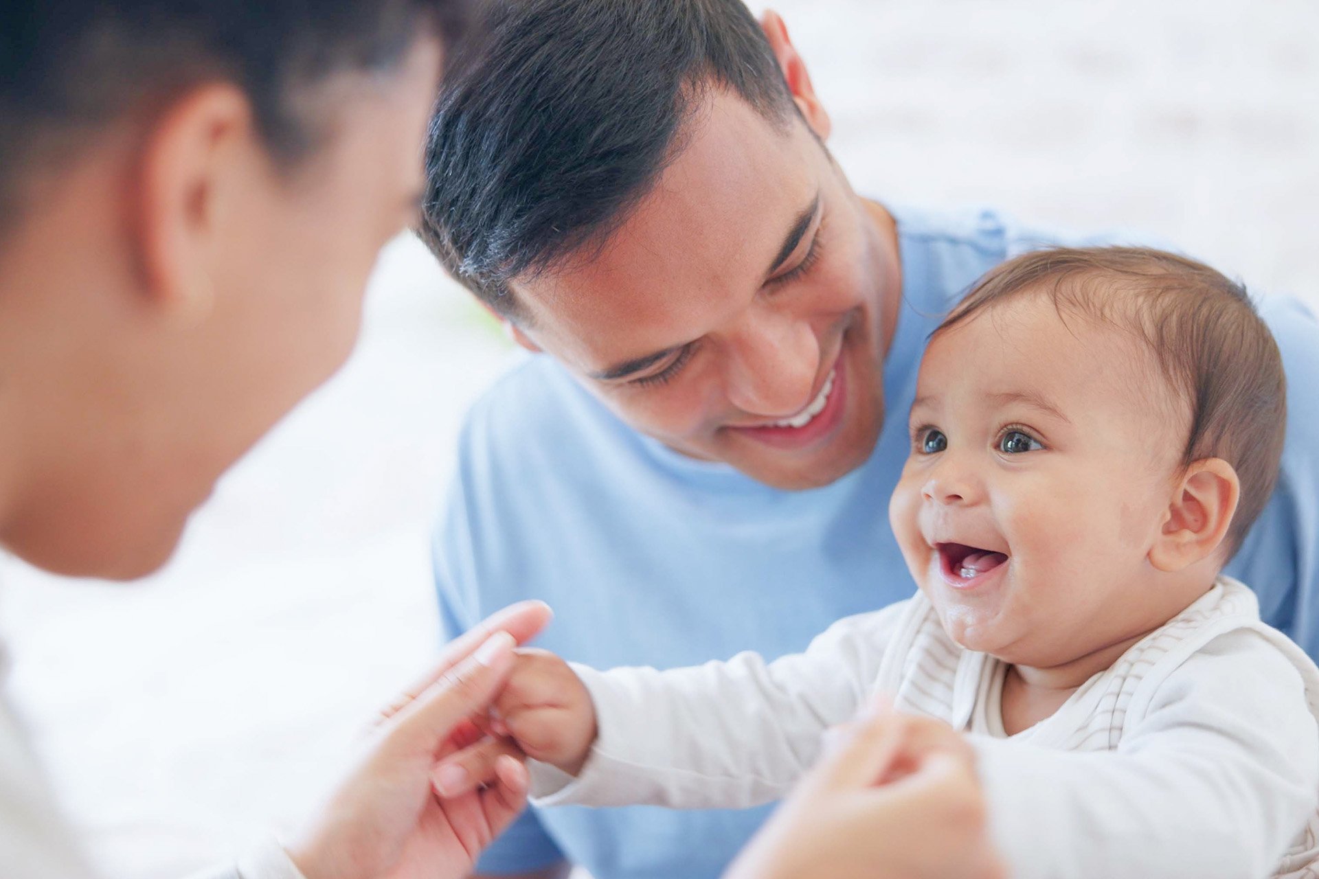 Bebé junto a sus padres.