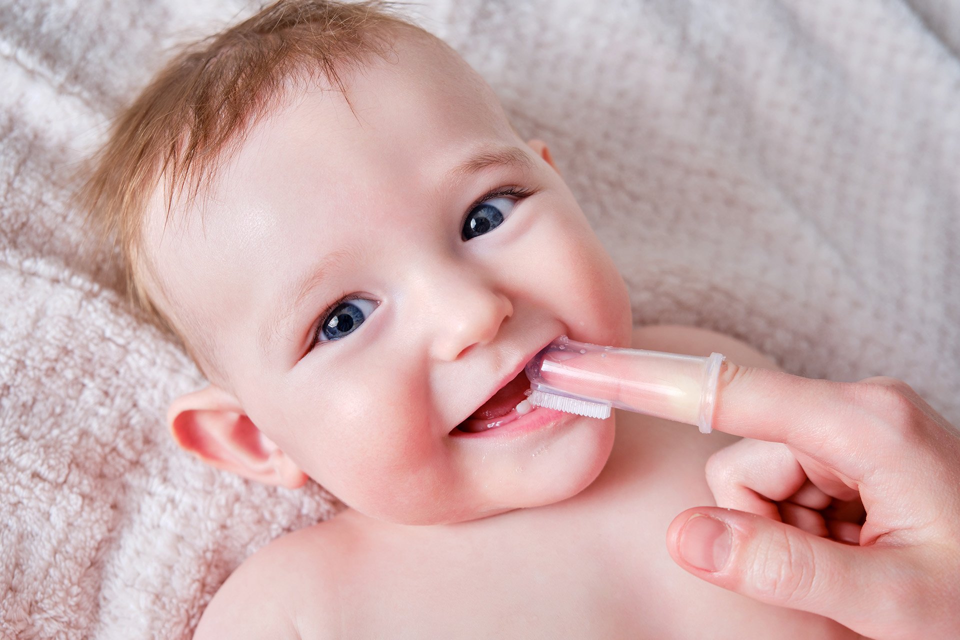 Mamá cepillando a su bebé.