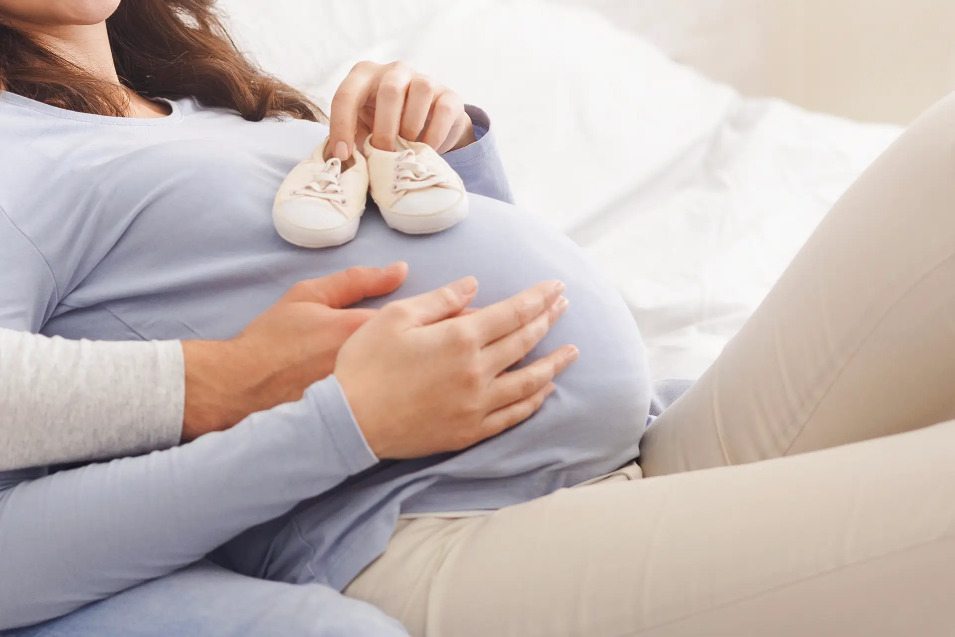 Futuros padres abrazados.