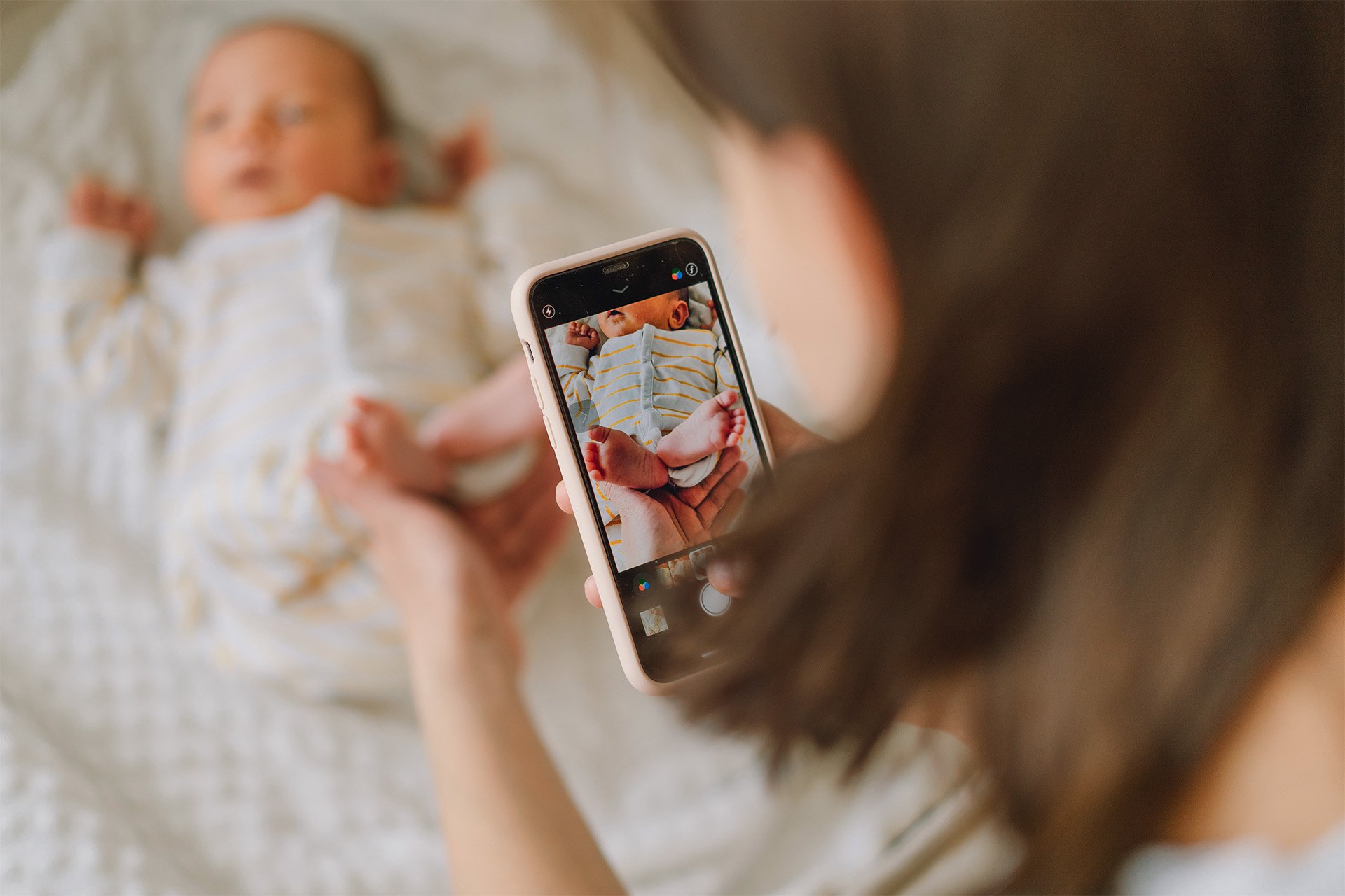 Mamá fotografiando a su bebé.