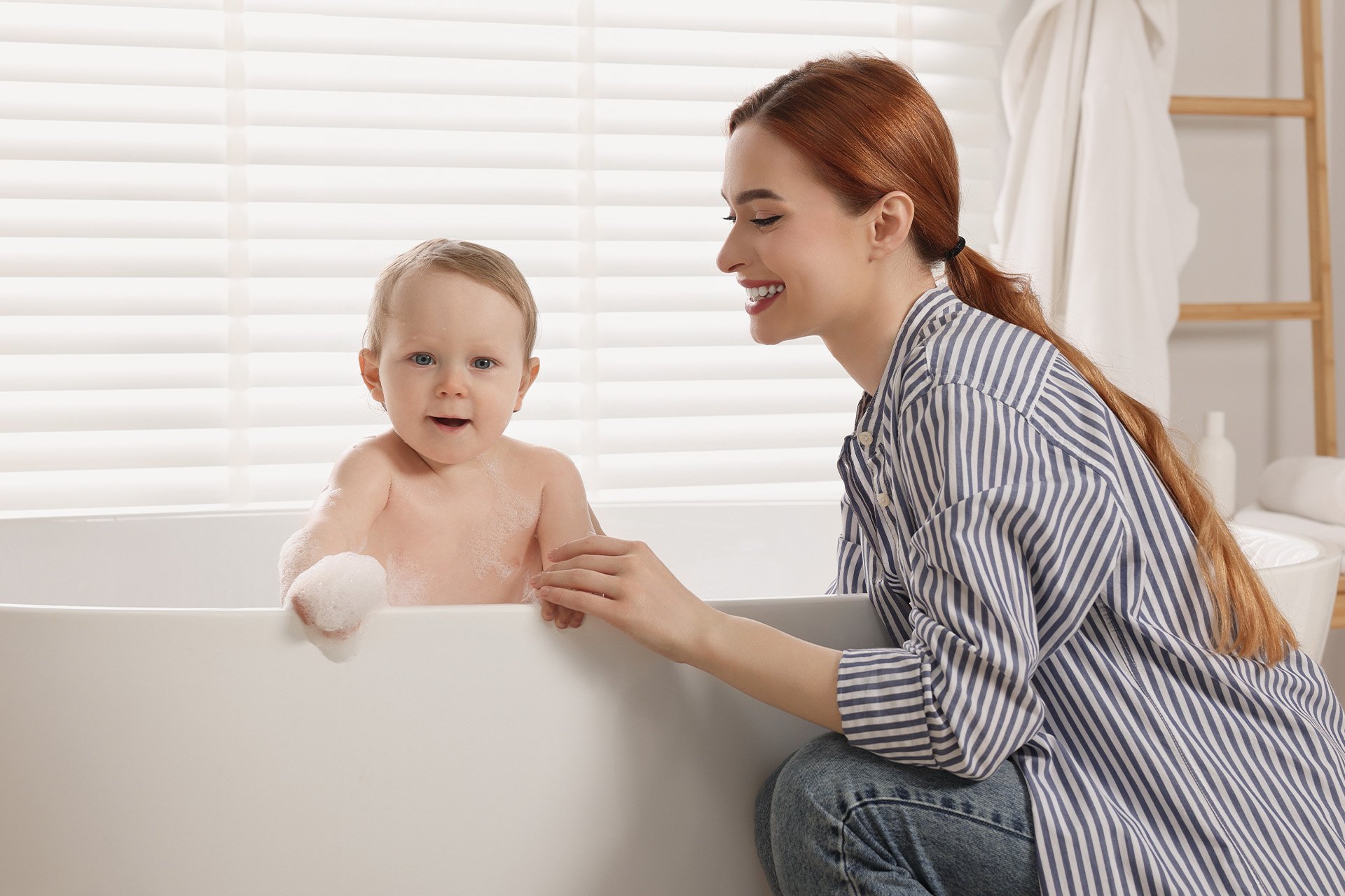Mamá bañando a su bebé.
