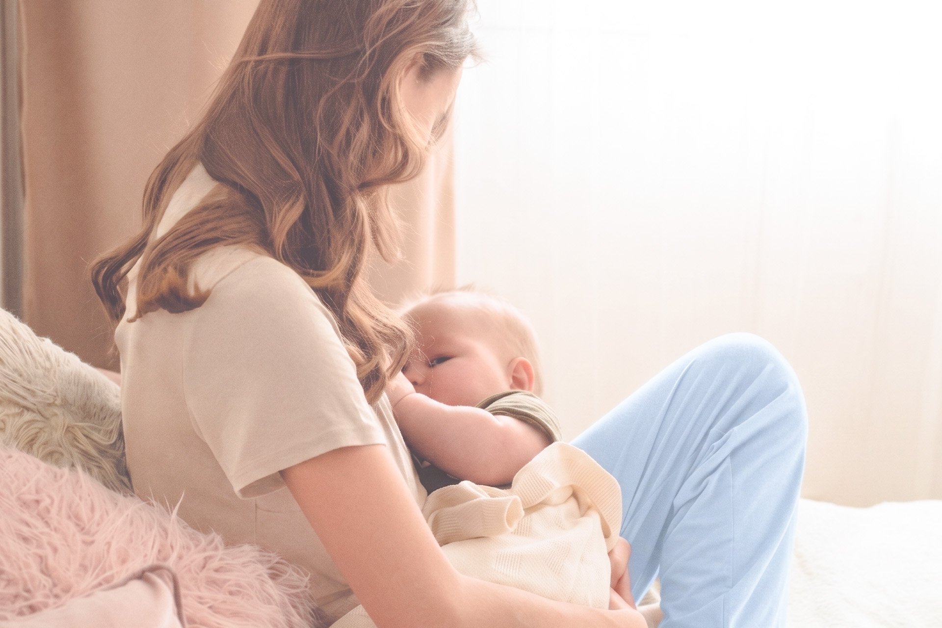 Mamá alimentando a su bebé.