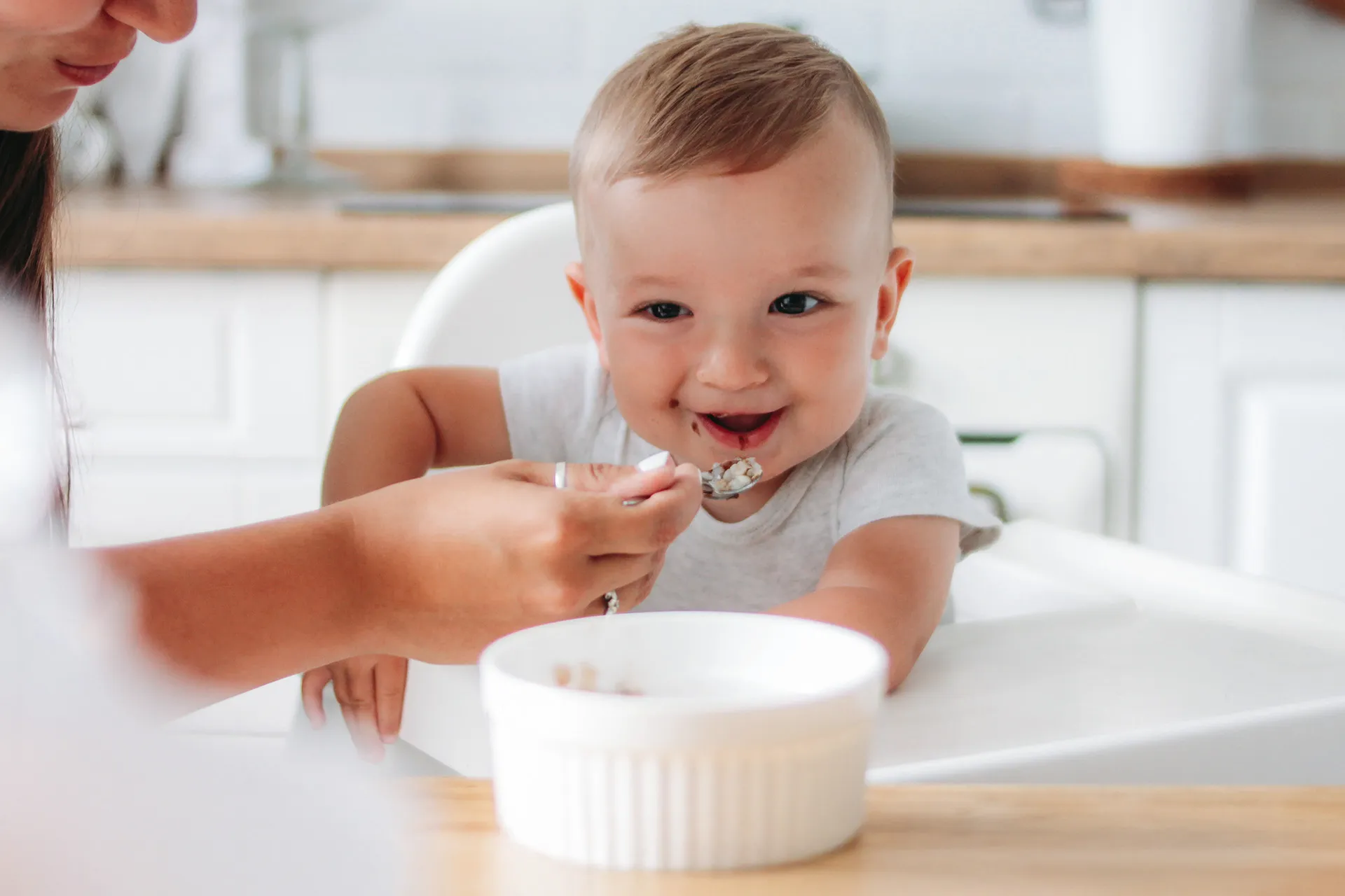 Bebé comiendo.