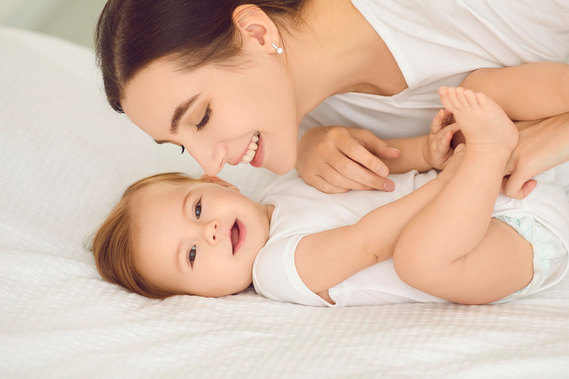 Mamá acariciando a su bebé.