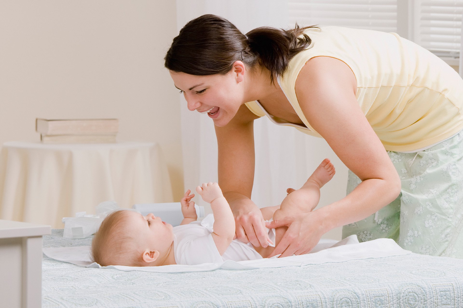 Mamá cambiando el pañal de su bebé.