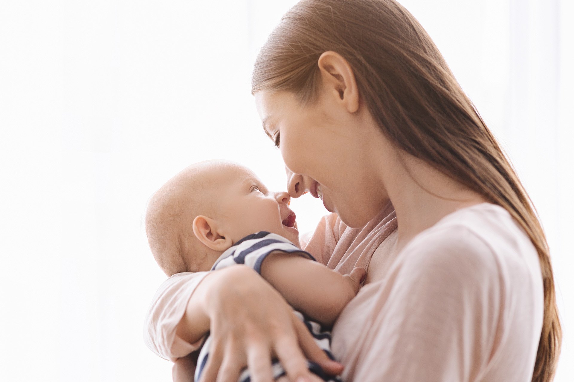 Mamá cargando a su bebé.