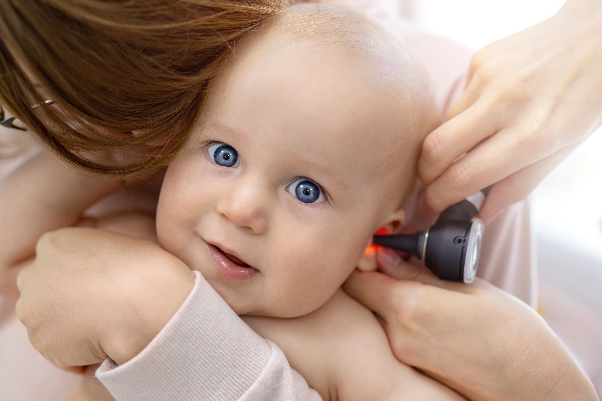 Bebé en revisión de oídos.