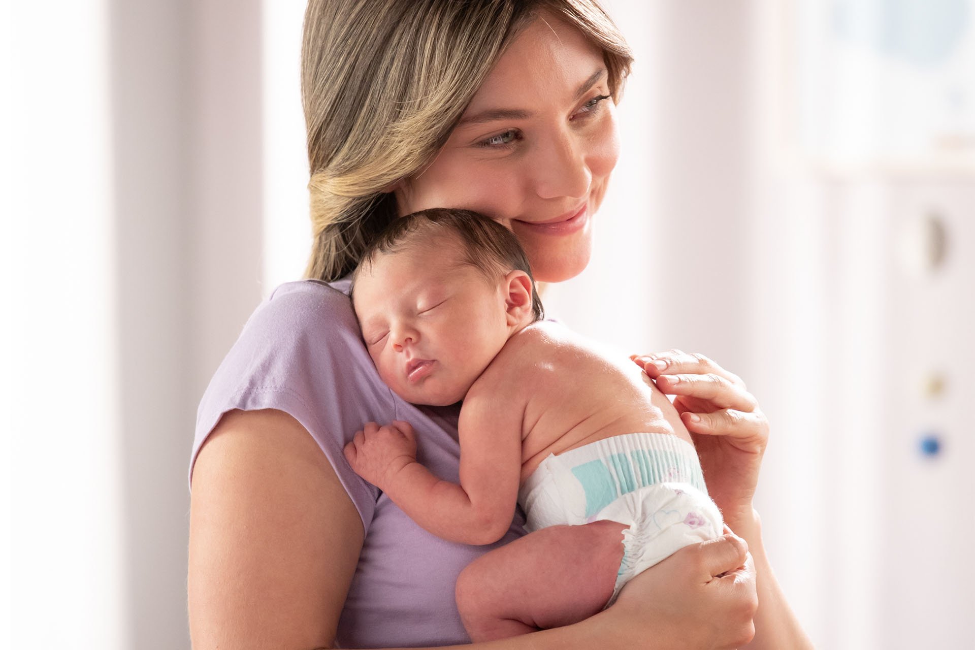 Mamá cargando a su bebé.